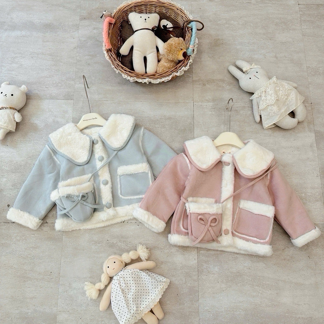 Áo khoác da lộn lót lông kèm túi 2 màu xanh / hồng size 90 - 130