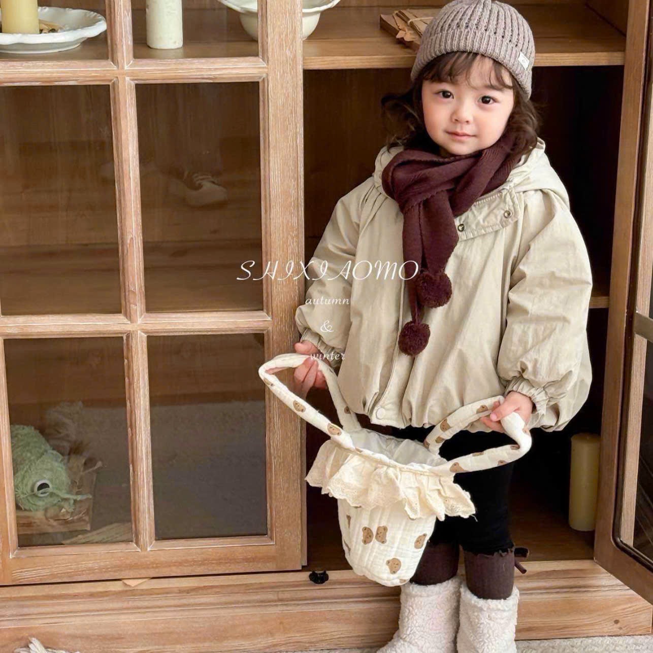 9557 - Áo khoác phao mũ chóp kèm khăn 2 màu be/navy cho bé size 90-130