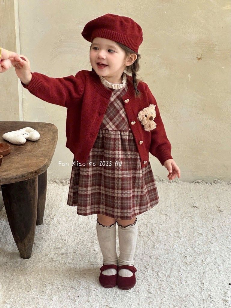 25175 - Set 3ct QC Fanxiaoke váy kẻ caro + cardigan gấu + mũ nồi 2 màu bé gái size 80-120