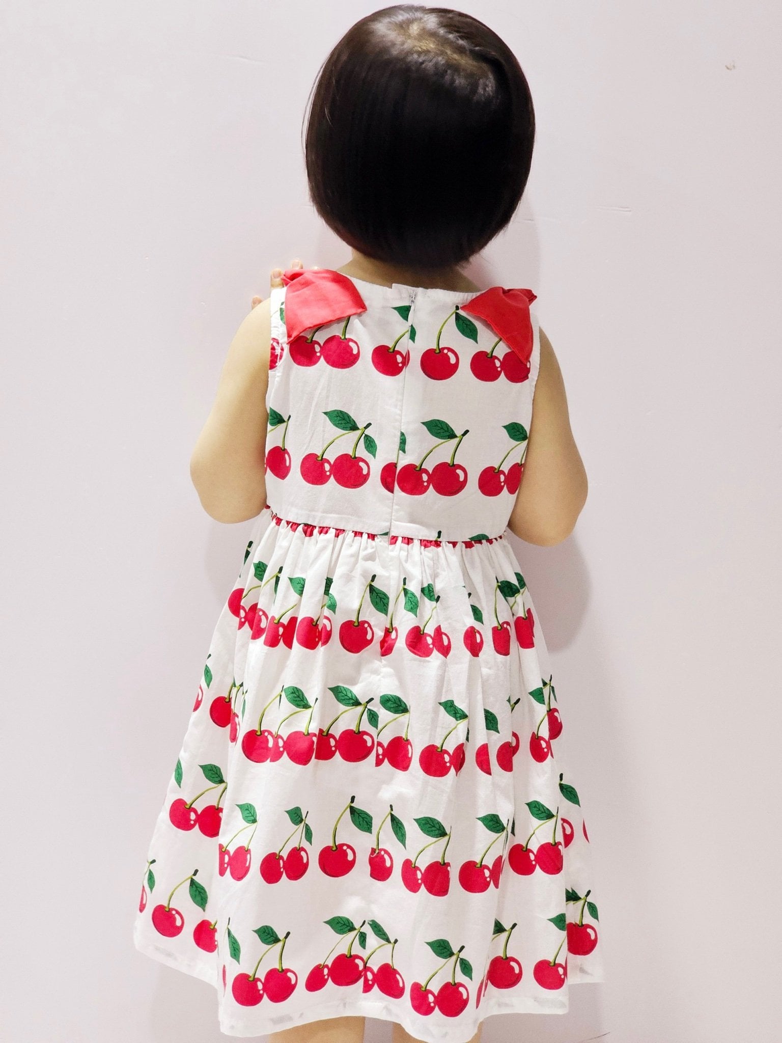 V00020 - Váy thô sát nách màu trắng cherry nơ vai đỏ size 100 - 140