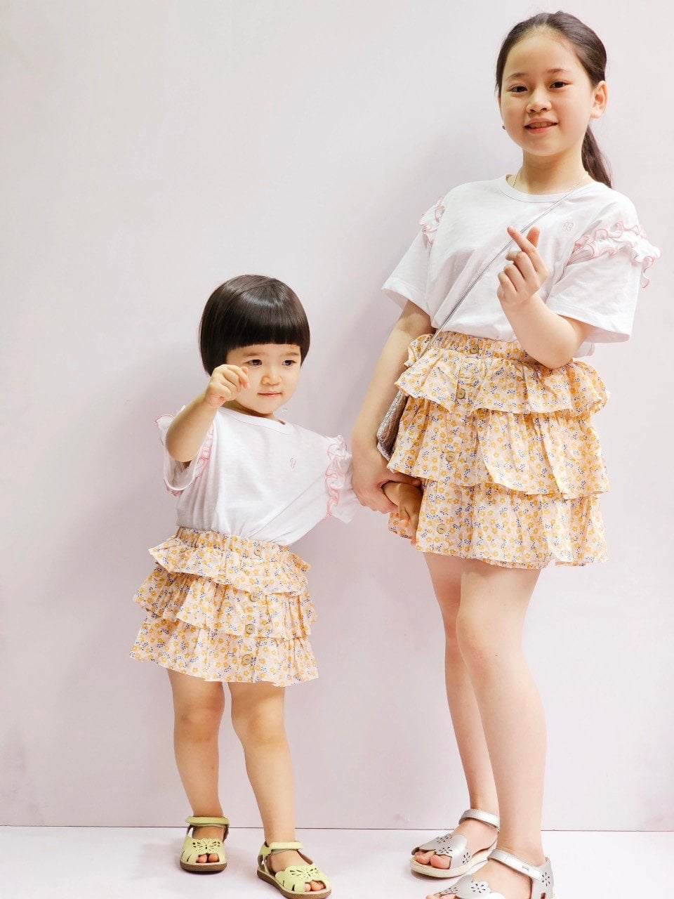 Bộ Bee Mon áo cotton trắng bèo vai - chân váy liền quần xếp tầng 2 màu hoa size 100 - 150