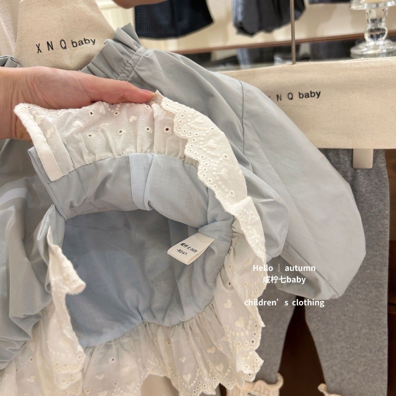 50817 - Áo khoác gió QC Roubao màu xanh đính nơ bé gái size 90-130