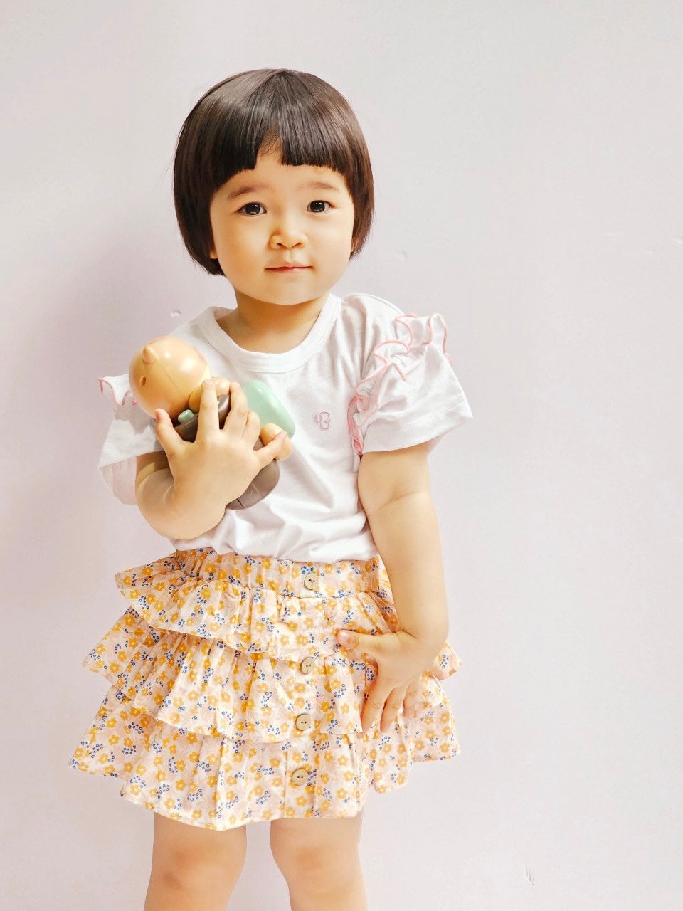 Bộ Bee Mon áo cotton trắng bèo vai - chân váy liền quần xếp tầng 2 màu hoa size 100 - 150