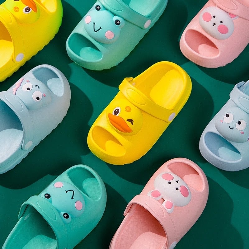 Sục nhựa trơn màu đính hoạt hình 1 BTBG