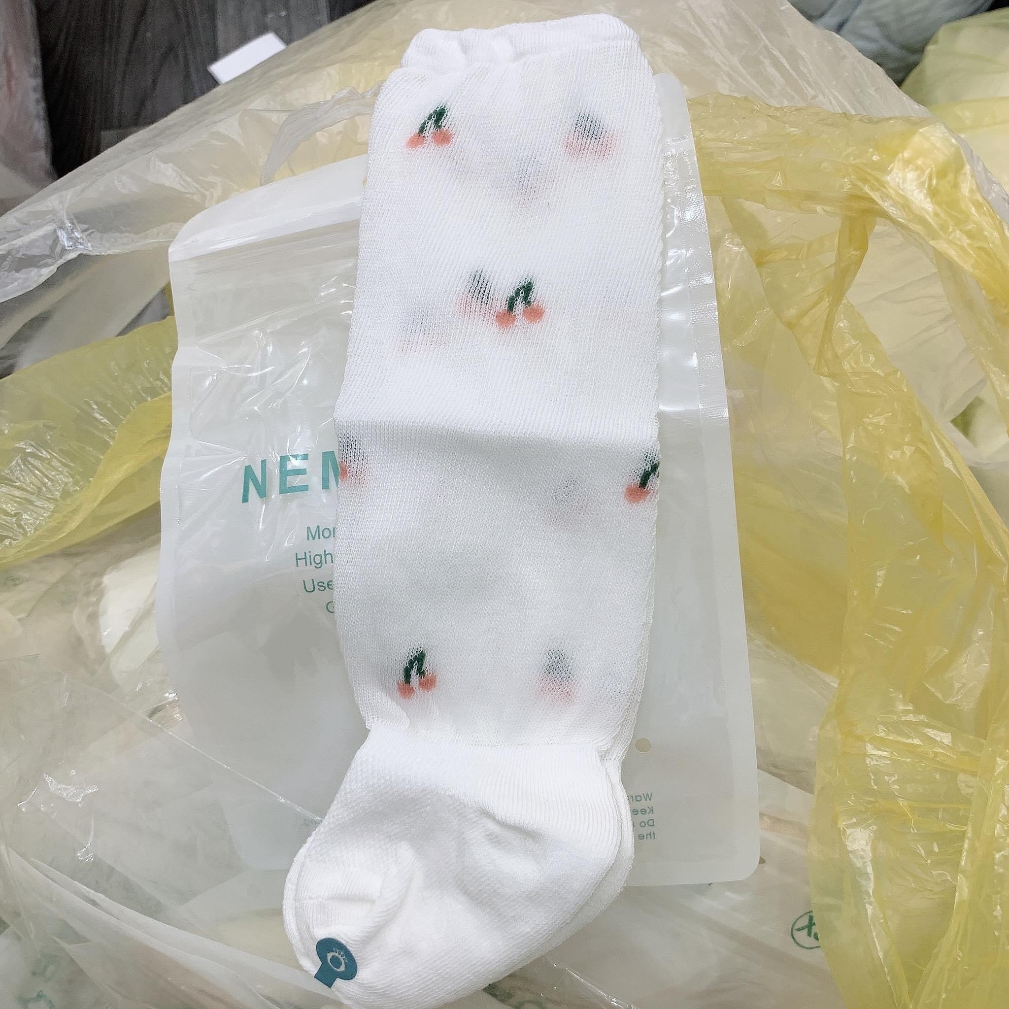 Tất lưới cao cổ hình hoa quả