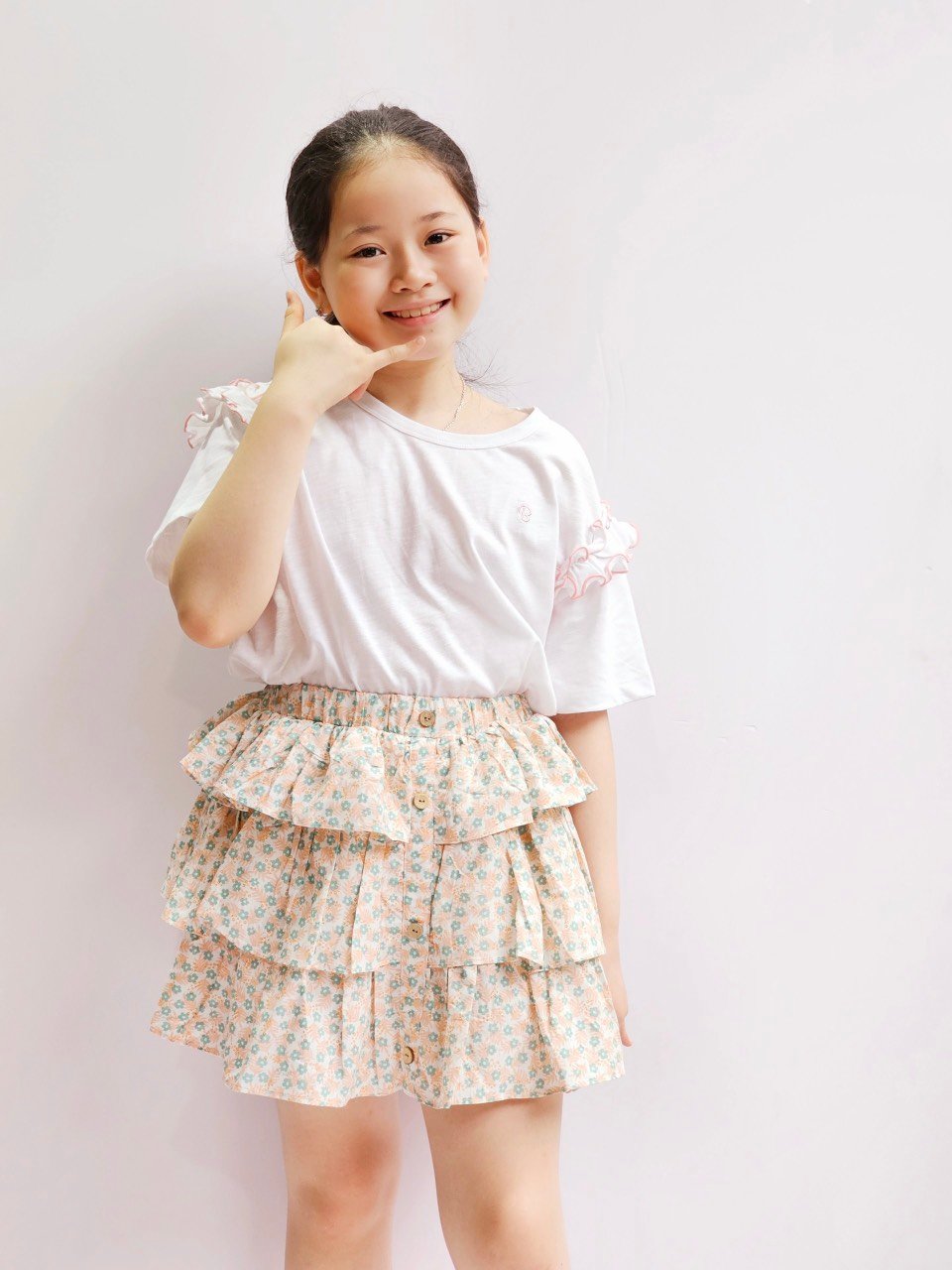 Bộ Bee Mon áo cotton trắng bèo vai - chân váy liền quần xếp tầng 2 màu hoa size 100 - 150