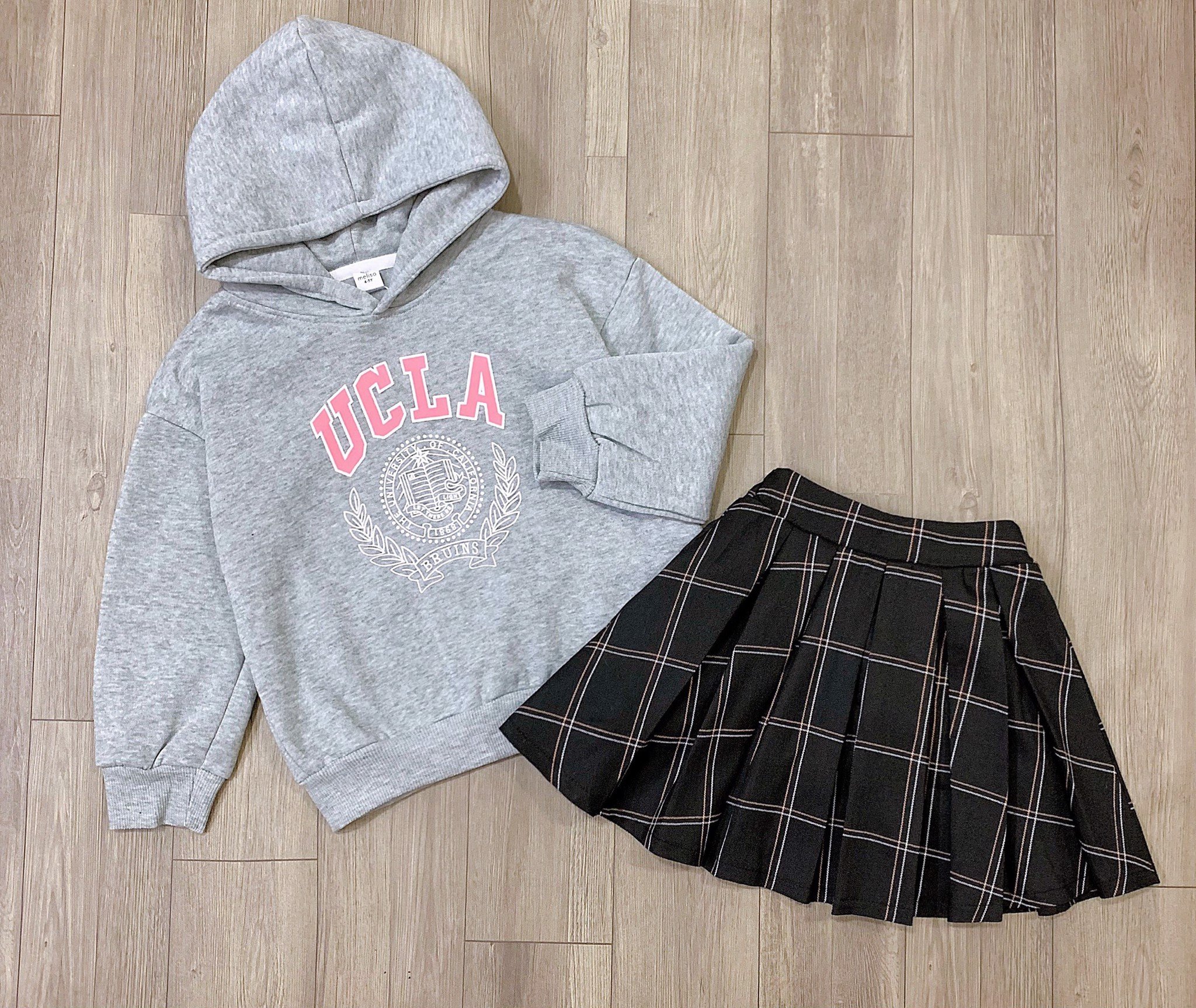 Set Melisa áo hoodie ghi UCLA - chân váy liền quần caro đen trắng size 2 - 12y