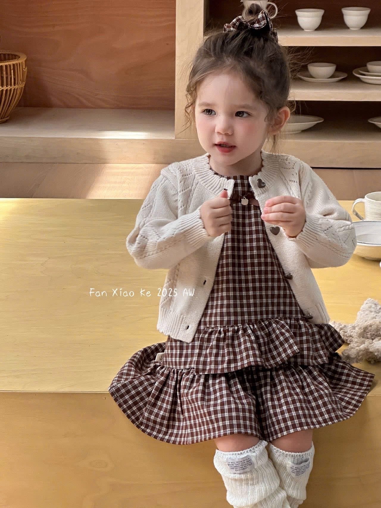 25178 - Set 2ct QC Fanxiaoke váy kẻ + cardigan bé gái size 80-120