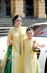 Áo dài lụa 4 tà màu vàng quần xanh cho bé gái size 2-10y