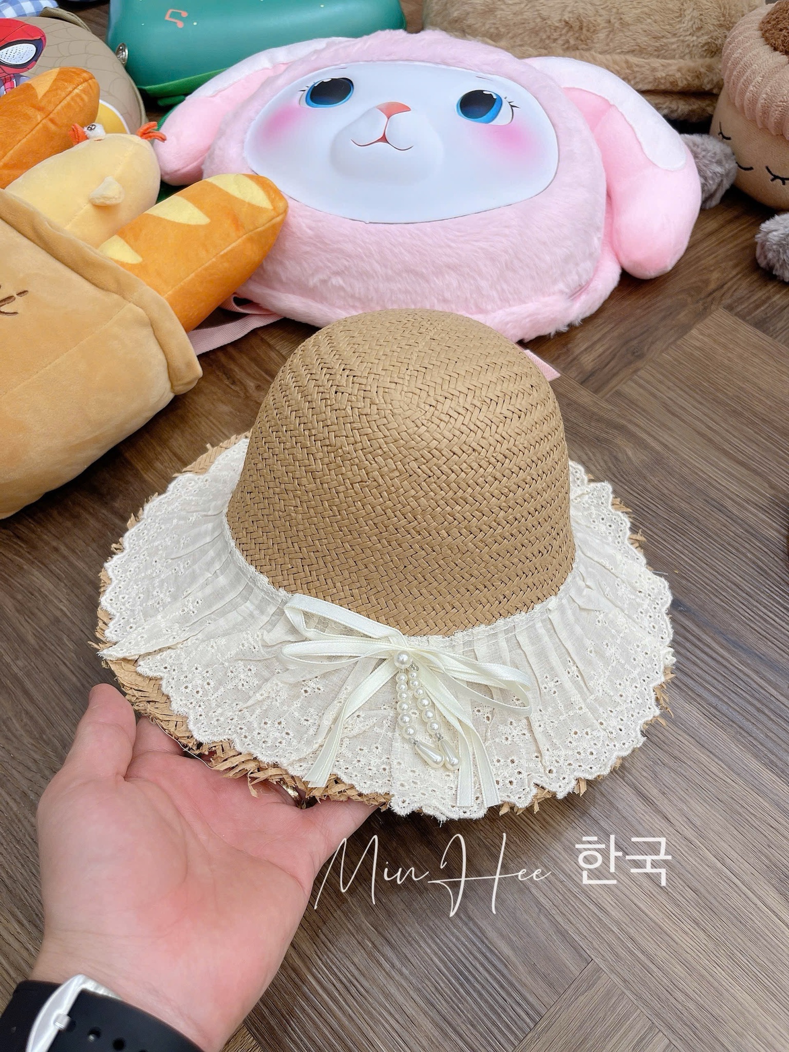 Mũ cói viền thô hoa đục lỗ thắt nơ 2 màu bé gái size 3-6y