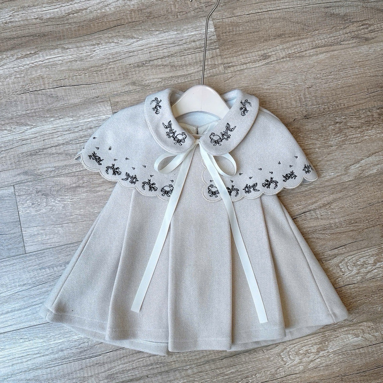 Set váy + áo choàng dạ Tiny Winy màu be thêu họa tiết size 1-9y