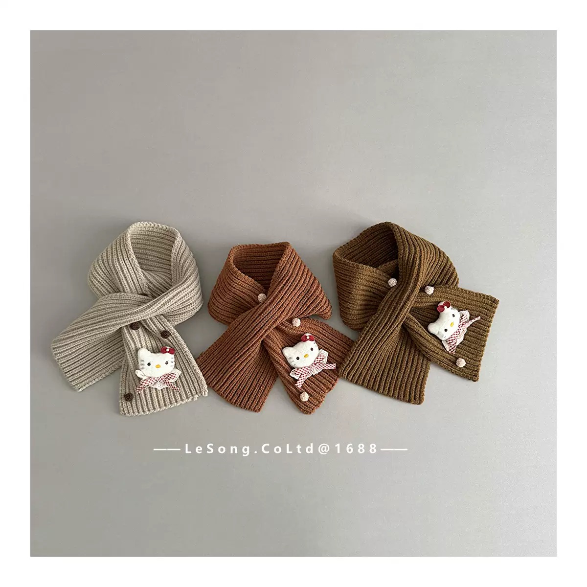 Khăn len quàng chéo đính Kitty nhiều màu cho bé gái