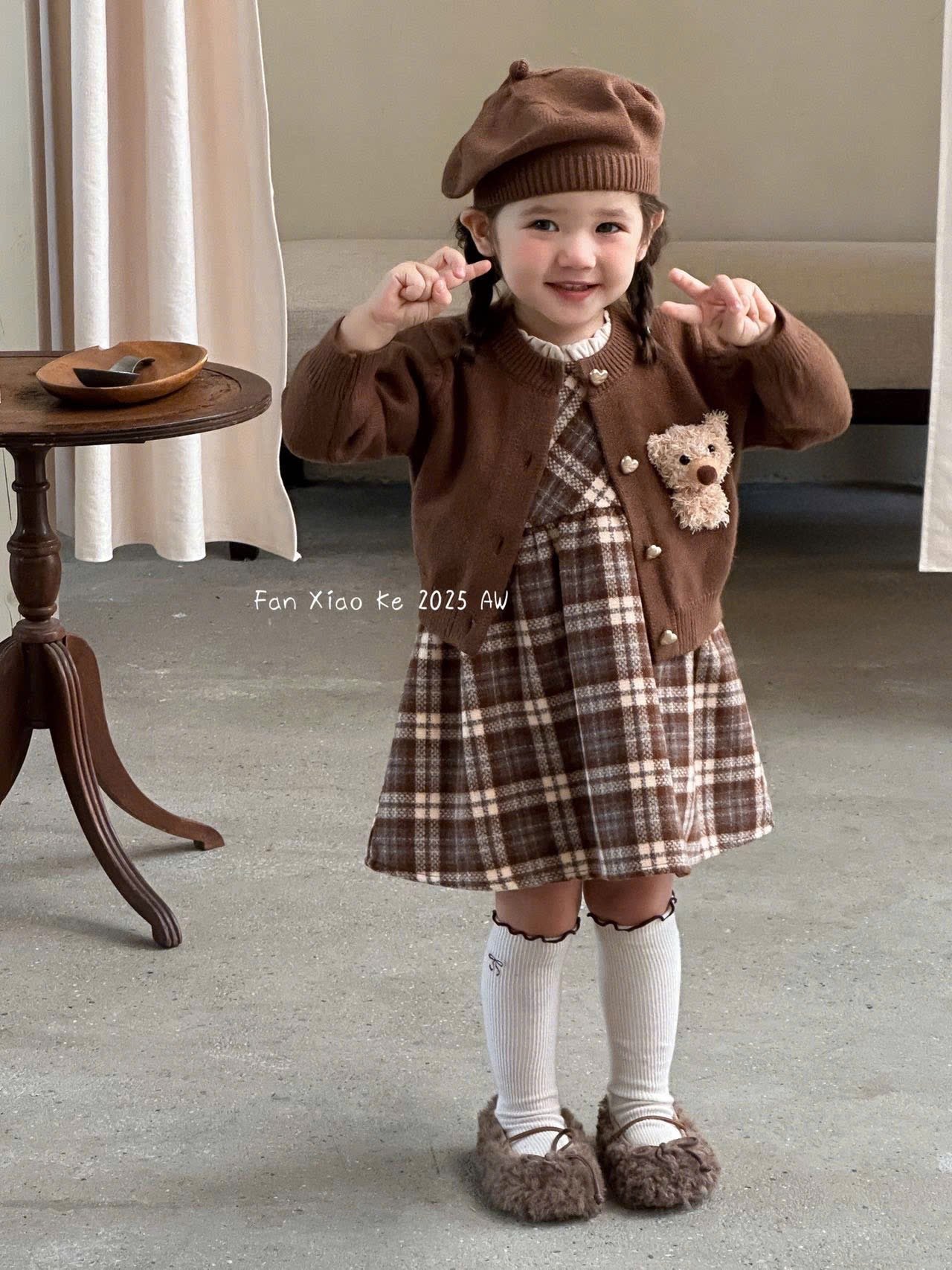 25175 - Set 3ct QC Fanxiaoke váy kẻ caro + cardigan gấu + mũ nồi 2 màu bé gái size 80-120