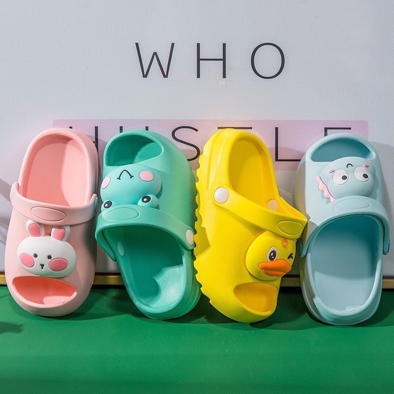 Sục nhựa trơn màu đính hoạt hình 1 BTBG