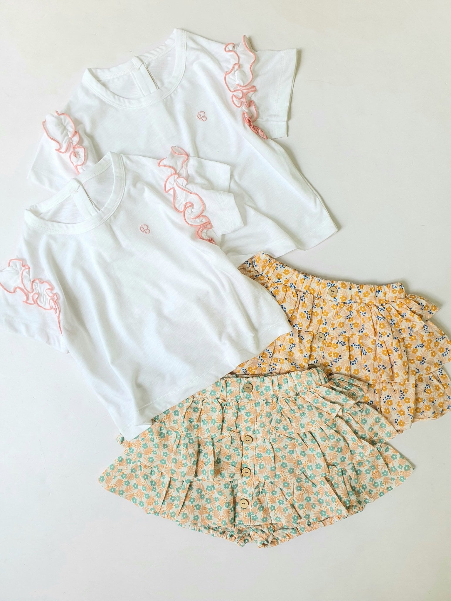 Bộ Bee Mon áo cotton trắng bèo vai - chân váy liền quần xếp tầng 2 màu hoa size 100 - 150