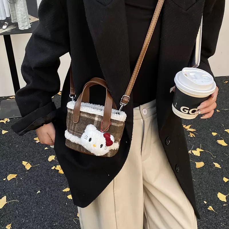 Túi xách tay đeo chéo da lộn kẻ caro charm kitty 2 màu cho bé