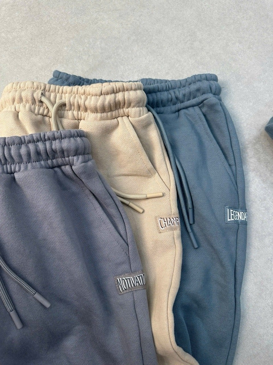 BBT27 - Bộ nỉ bông hoodie GGJJ trơn màu thêu chữ cho bé size 2-8y