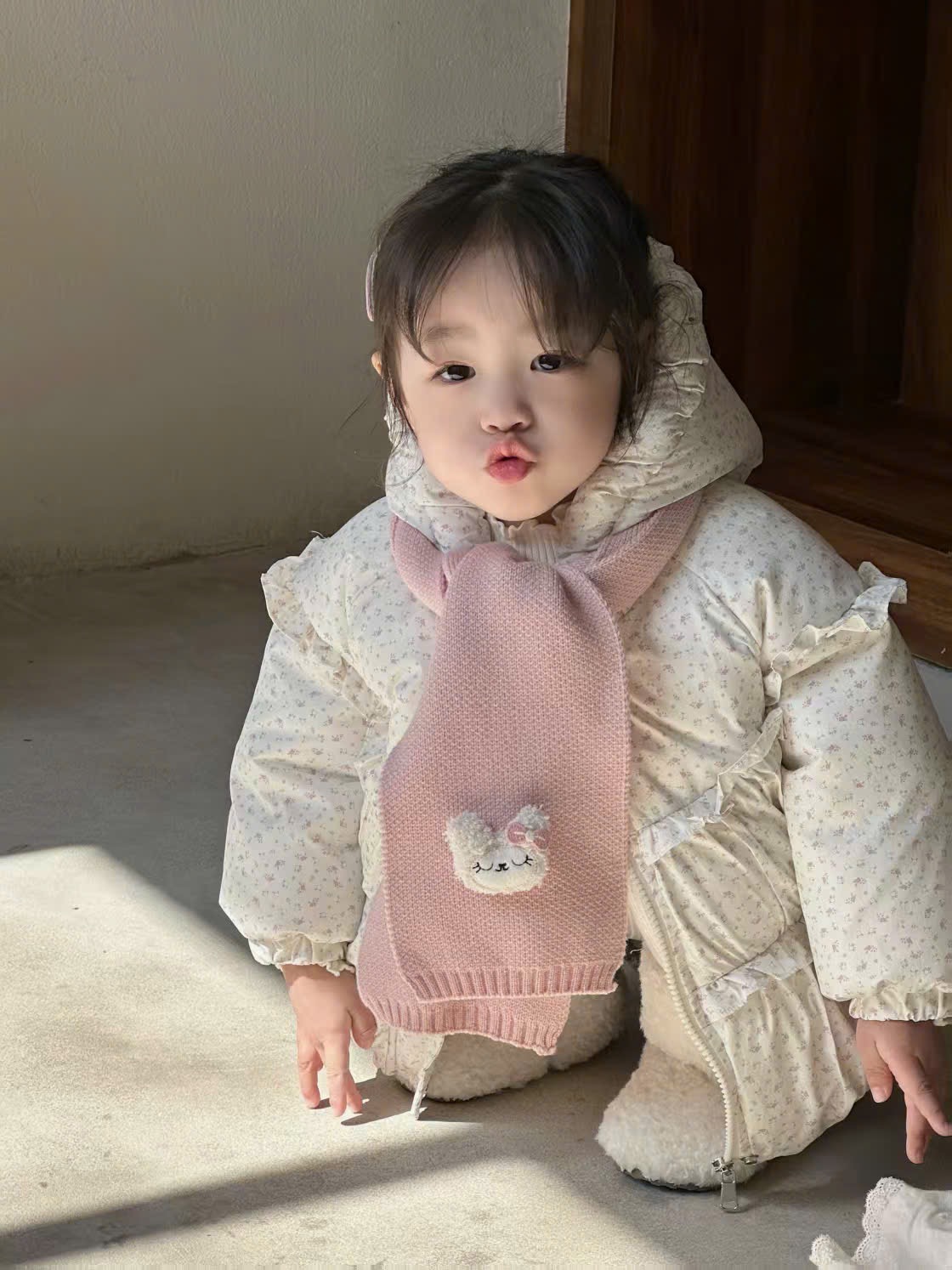 1809 - Áo khoác phao hoa nhí kèm khăn 2 màu cho bé gái size 90-130