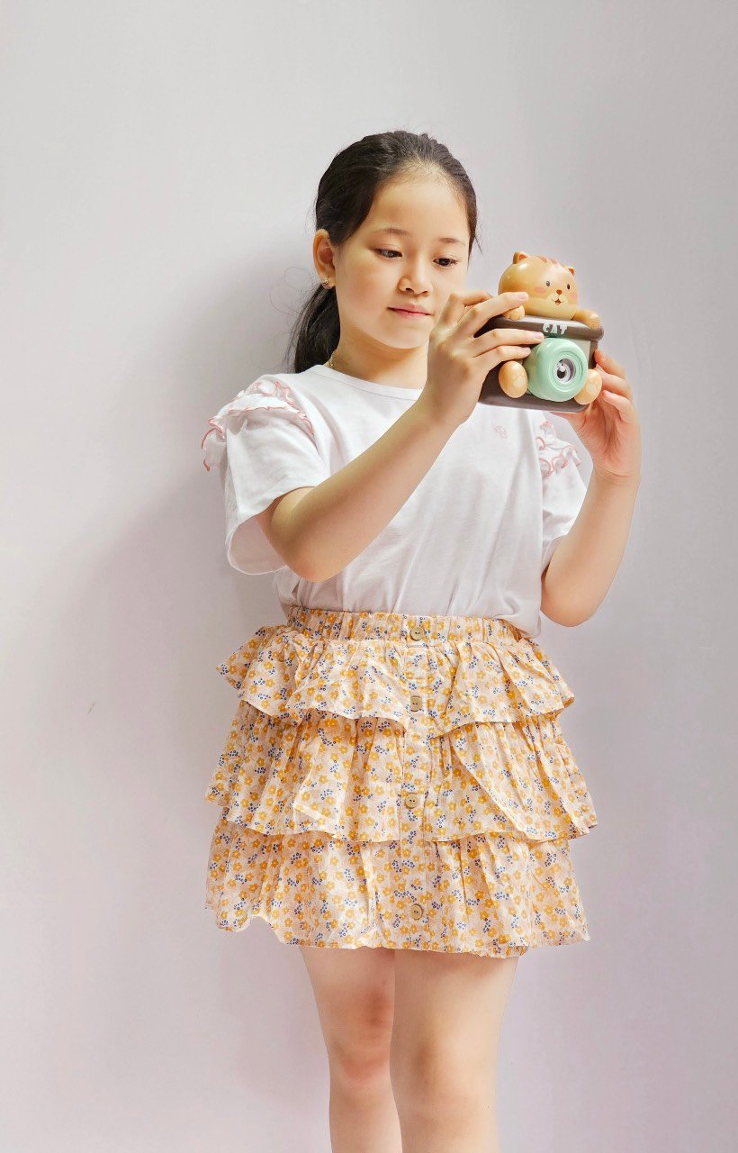 Bộ Bee Mon áo cotton trắng bèo vai - chân váy liền quần xếp tầng 2 màu hoa size 100 - 150