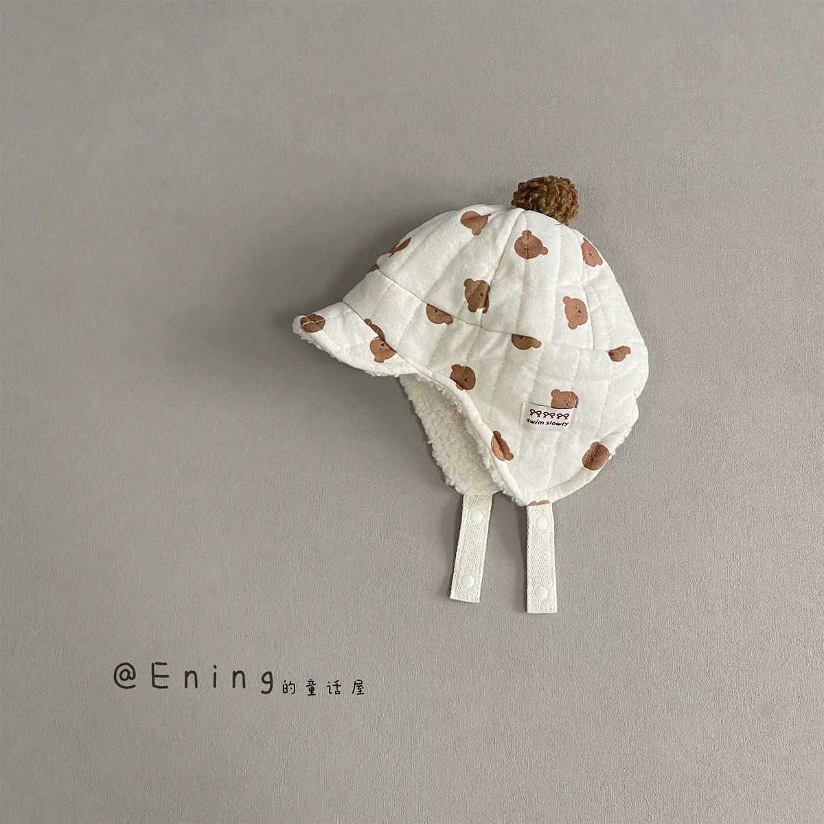 Mũ chần bông che tai màu trắng họa tiết size 46-50cm