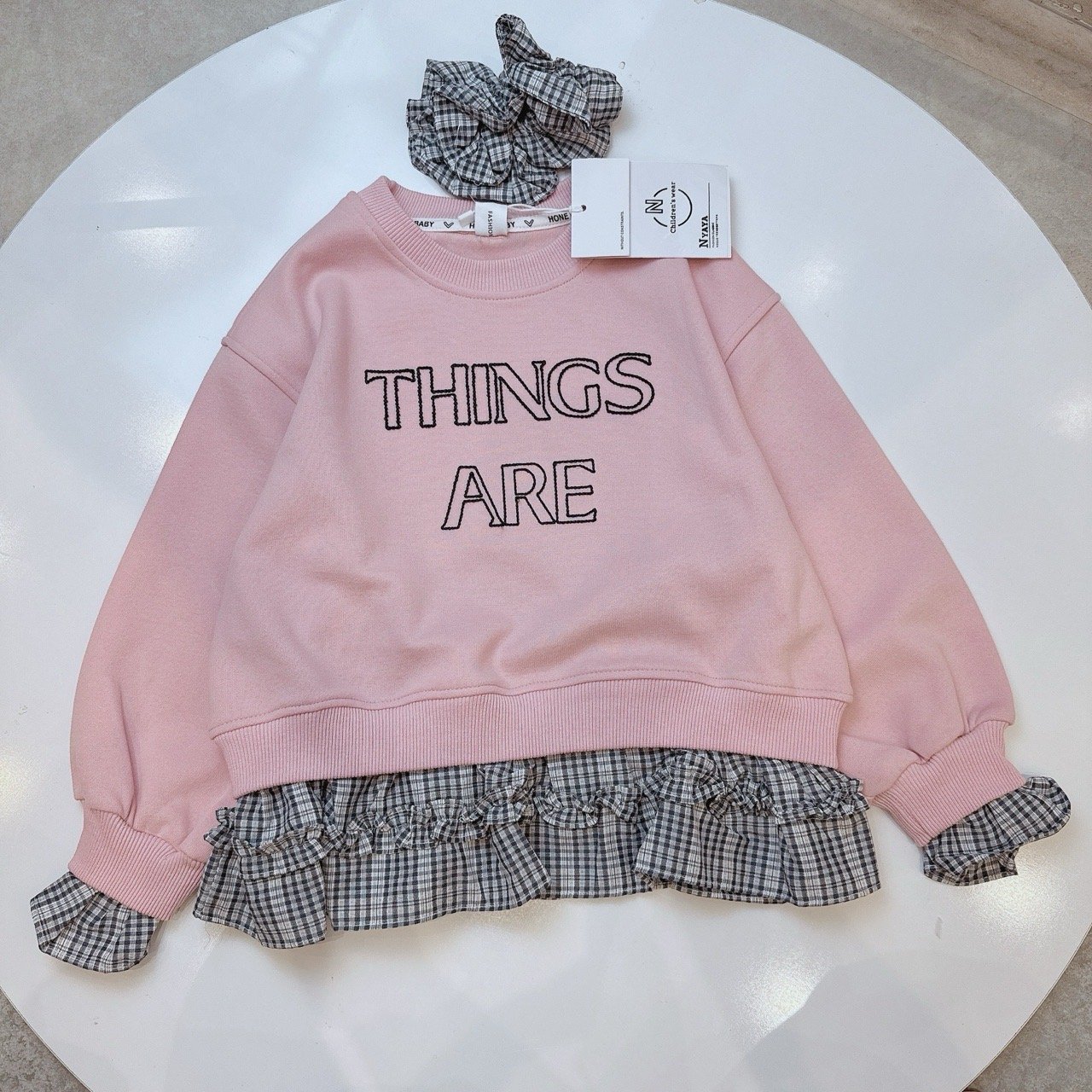 Áo nỉ QC Hone Baby Things Are kèm chun buộc tóc nhiều màu cho bé size 120-160