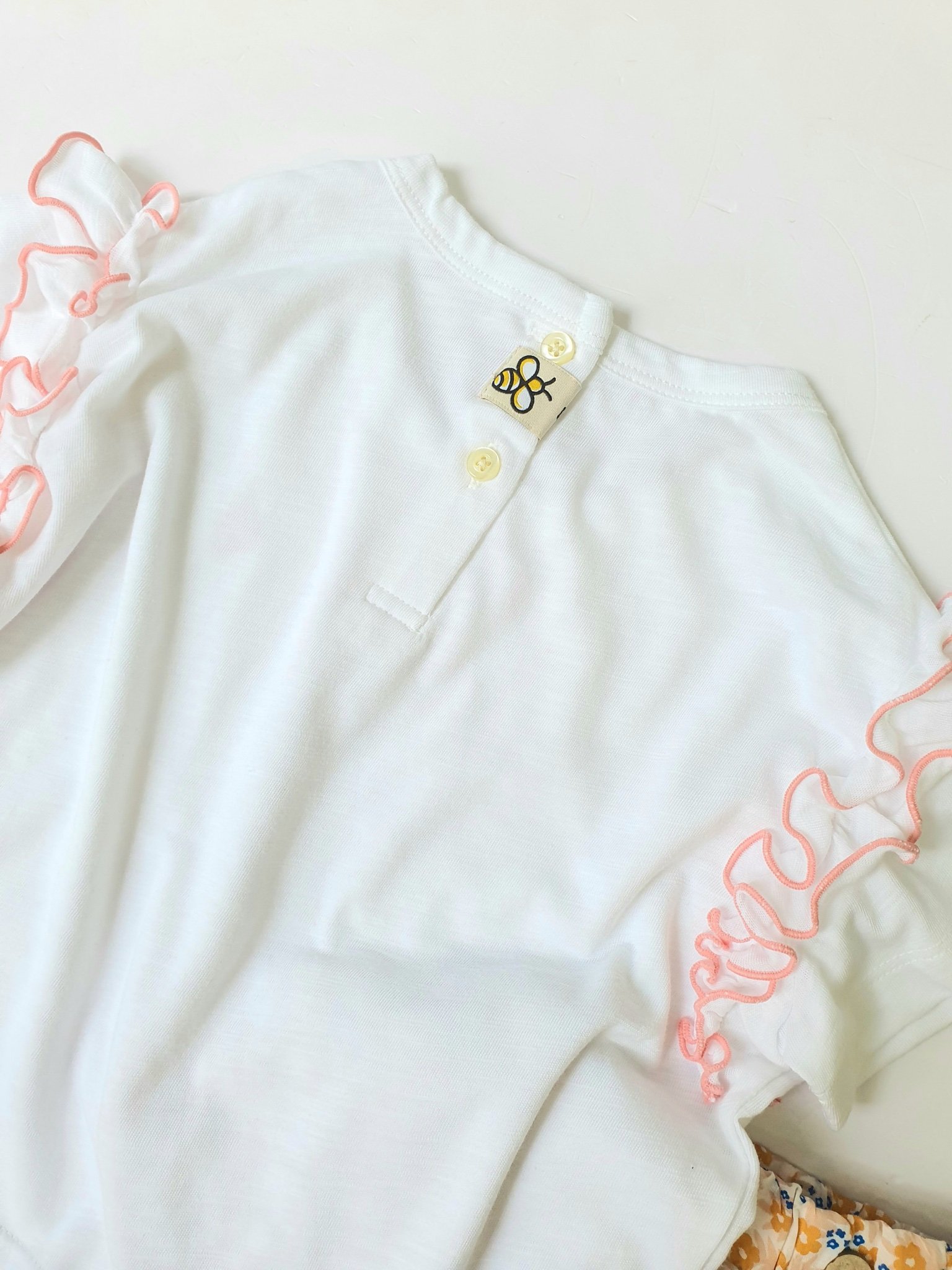 Bộ Bee Mon áo cotton trắng bèo vai - chân váy liền quần xếp tầng 2 màu hoa size 100 - 150