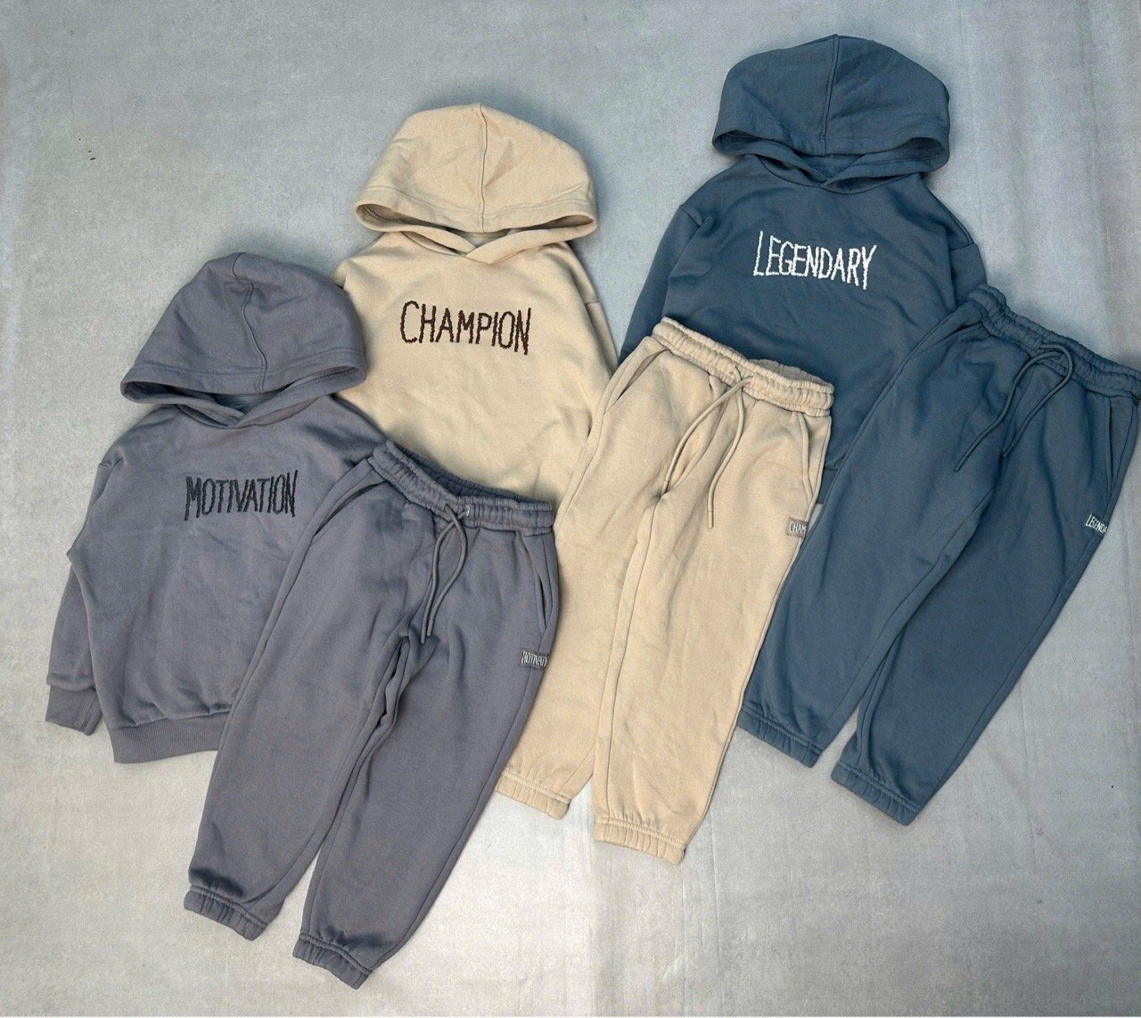 BBT27 - Bộ nỉ bông hoodie GGJJ trơn màu thêu chữ cho bé size 2-8y