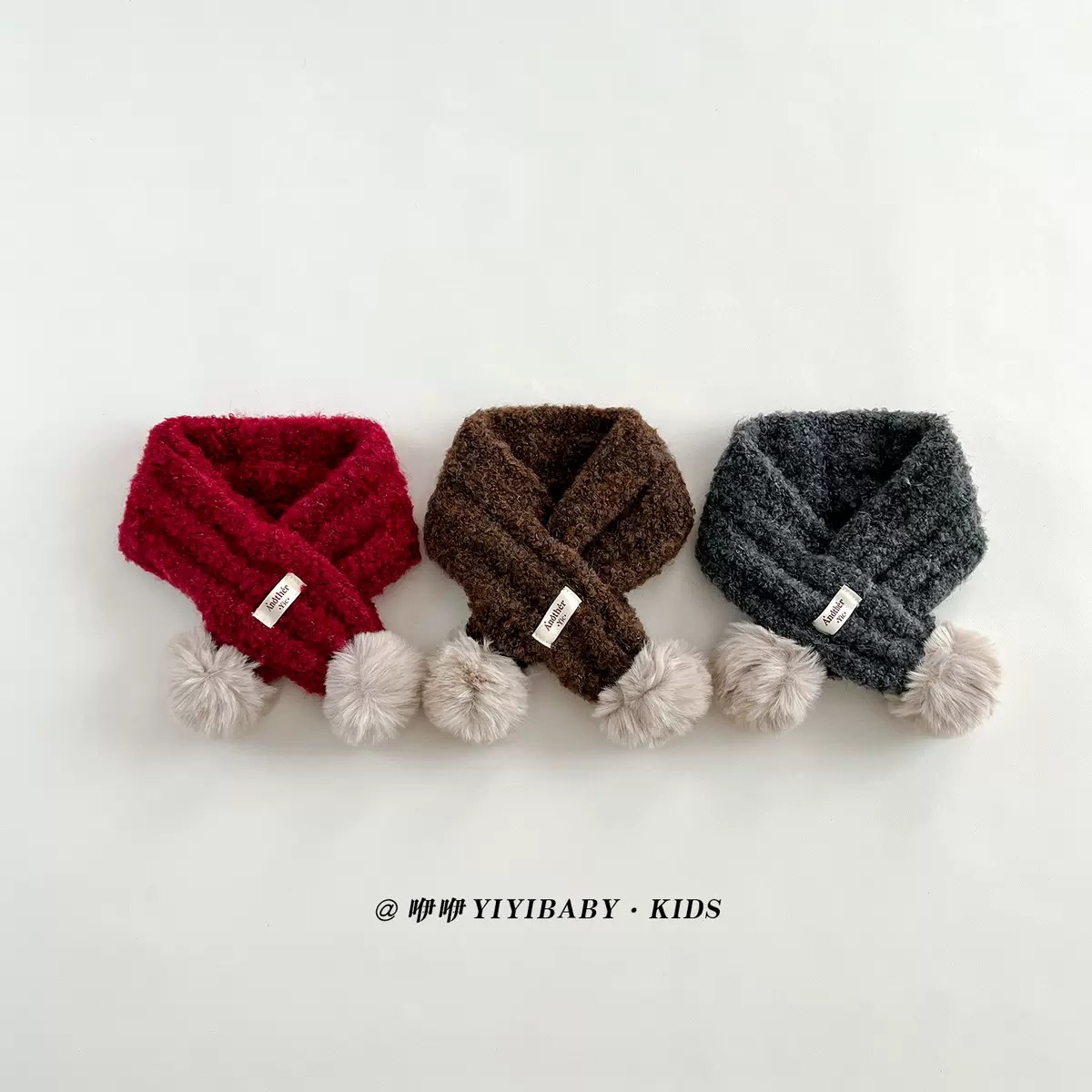 Khăn len quàng chéo đính cục bông trơn màu cho bé