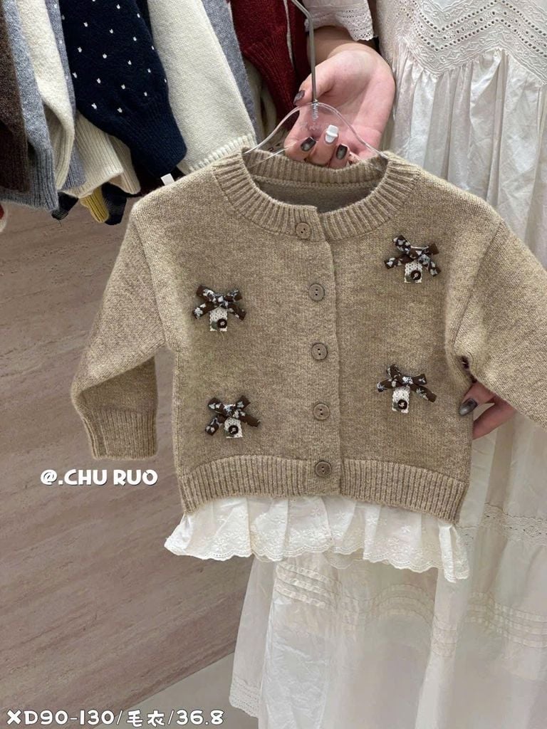 600 - Cardigan len QC màu nâu be đính nơ chân ren bé gái size 90-130