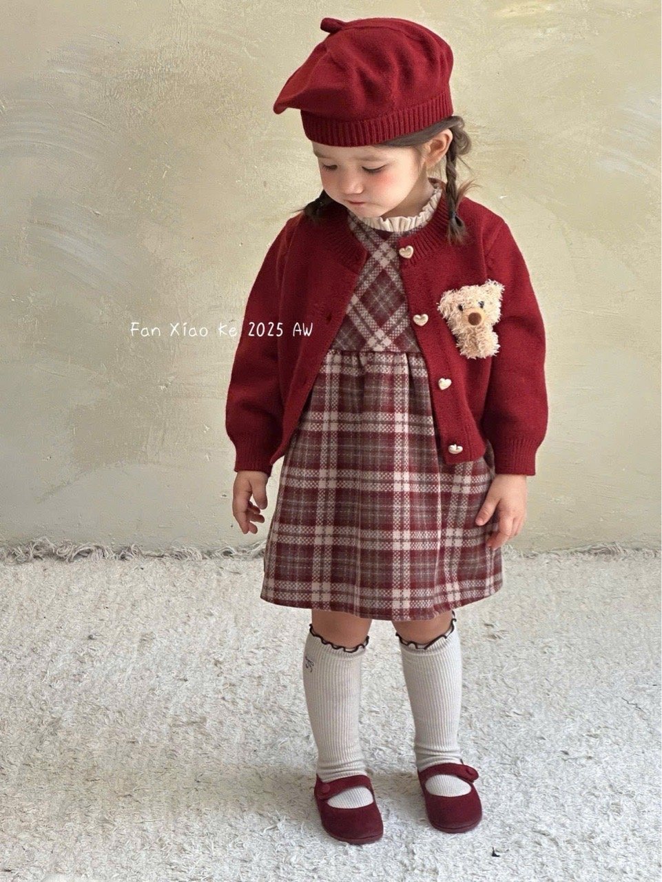 25175 - Set 3ct QC Fanxiaoke váy kẻ caro + cardigan gấu + mũ nồi 2 màu bé gái size 80-120