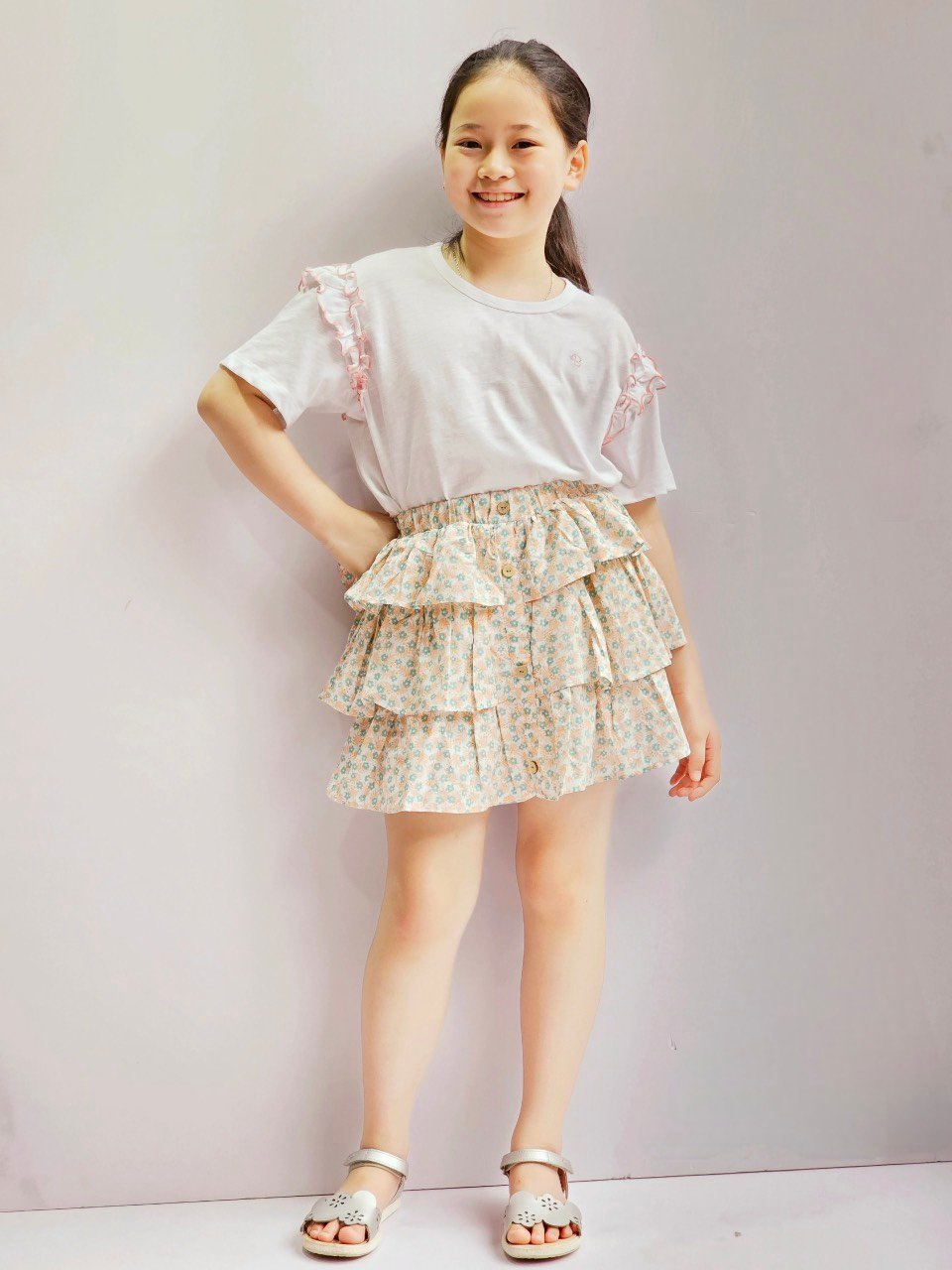 Bộ Bee Mon áo cotton trắng bèo vai - chân váy liền quần xếp tầng 2 màu hoa size 100 - 150