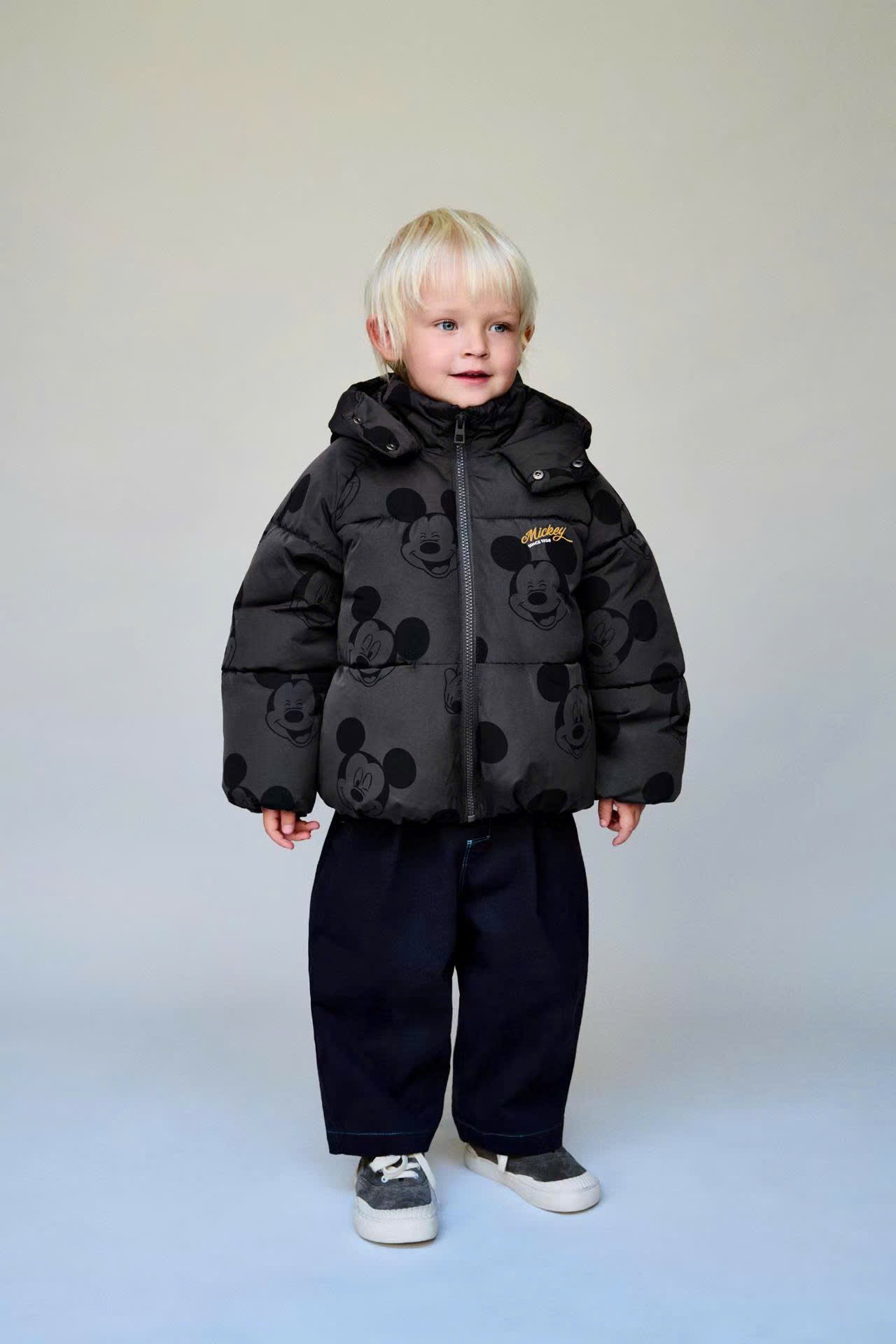 AK01 - Áo khoác phao màu ghi đen Mickey in tràn bé trai size 1-6y