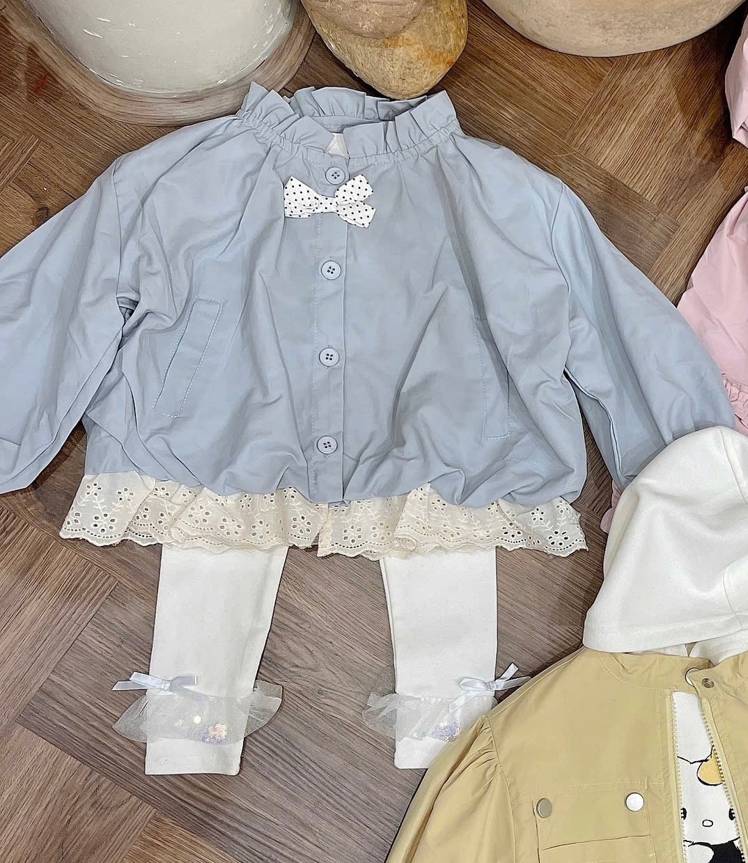 50817 - Áo khoác gió QC Roubao màu xanh đính nơ bé gái size 90-130