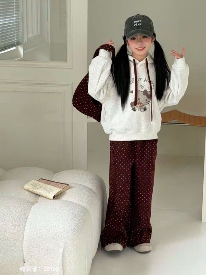 25705 - Set 3ct áo nỉ Hello Kitty + quần chấm bi đỏ + túi bé gái size 100-140