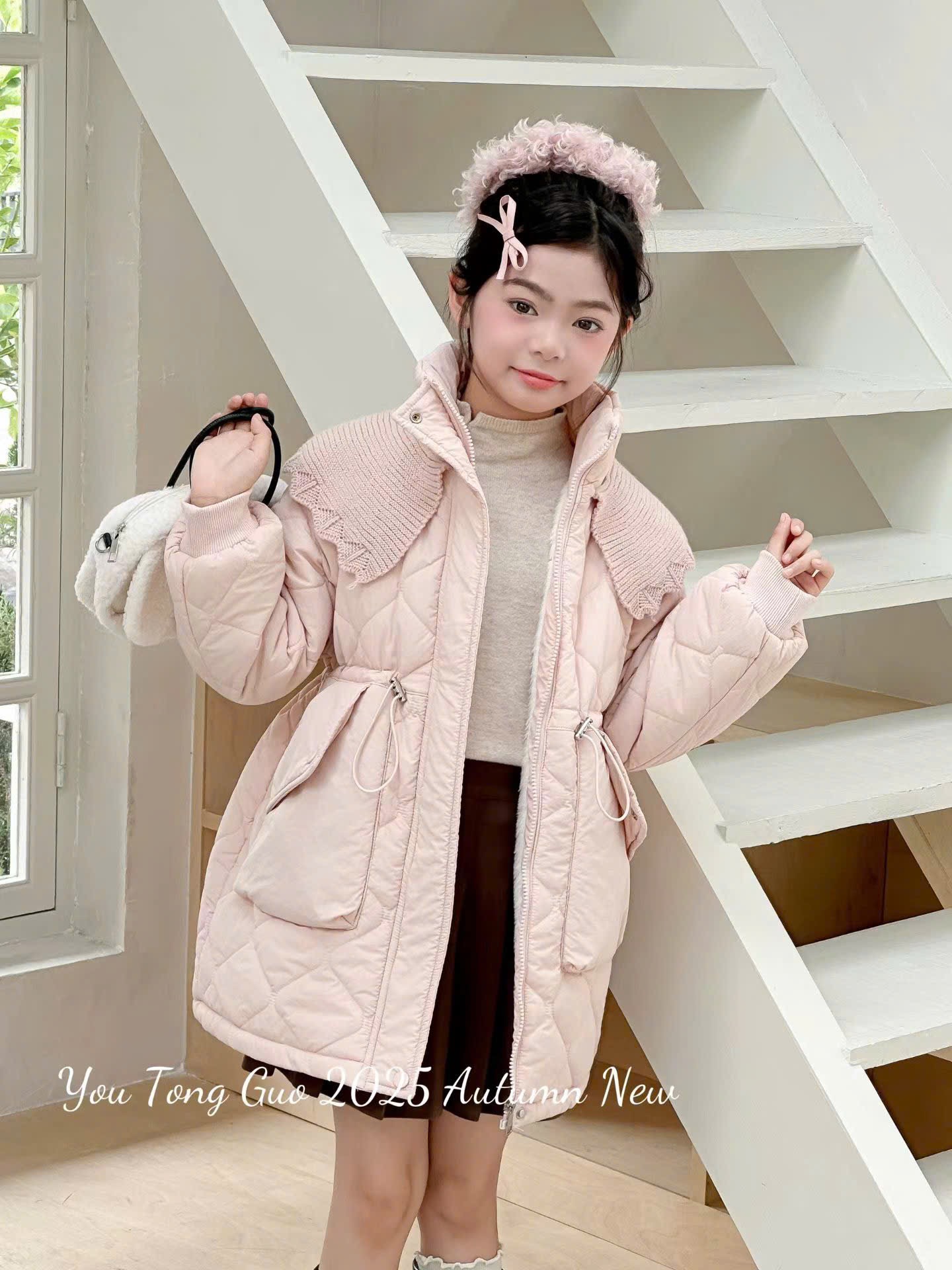 8863 - Áo khoác phao cổ len dáng dài 2 màu hồng/kem cho bé size 110-150