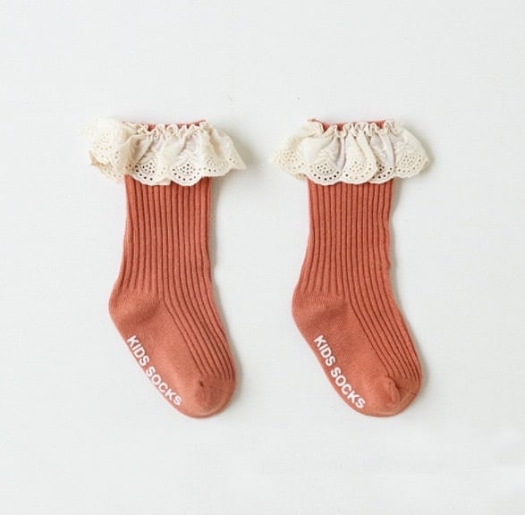 Tất cao cổ bèo ren trắng BG