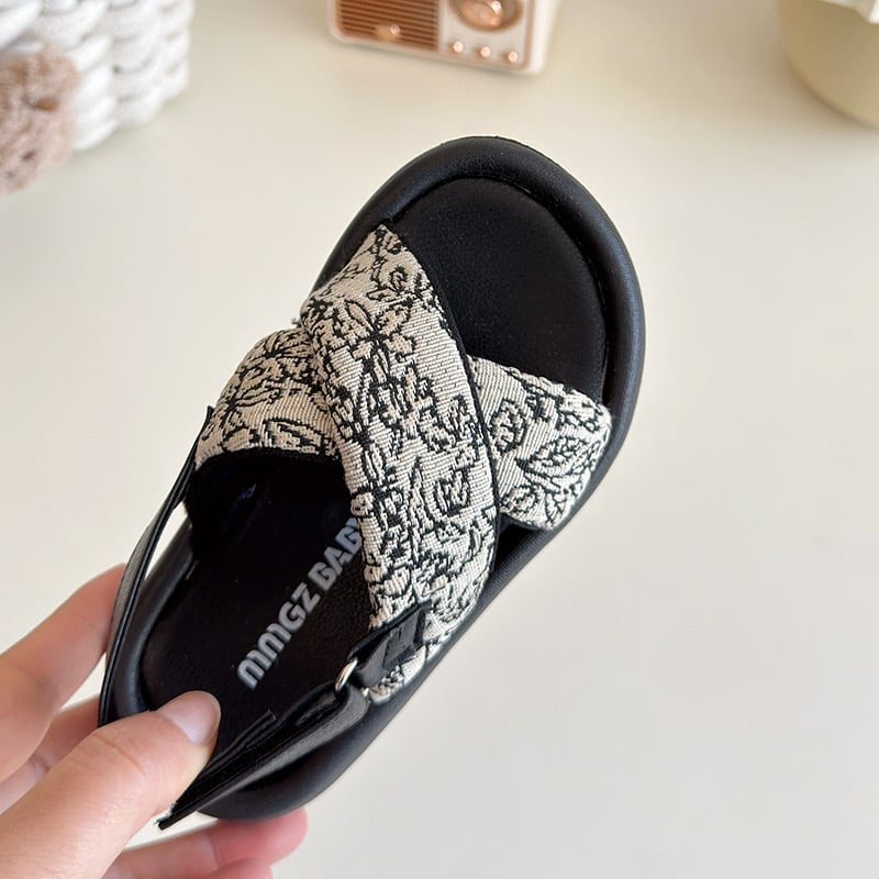 V1026 - Sandal MGbaby quai chéo 2 màu đen, trắng hoa bé gái size 21-30
