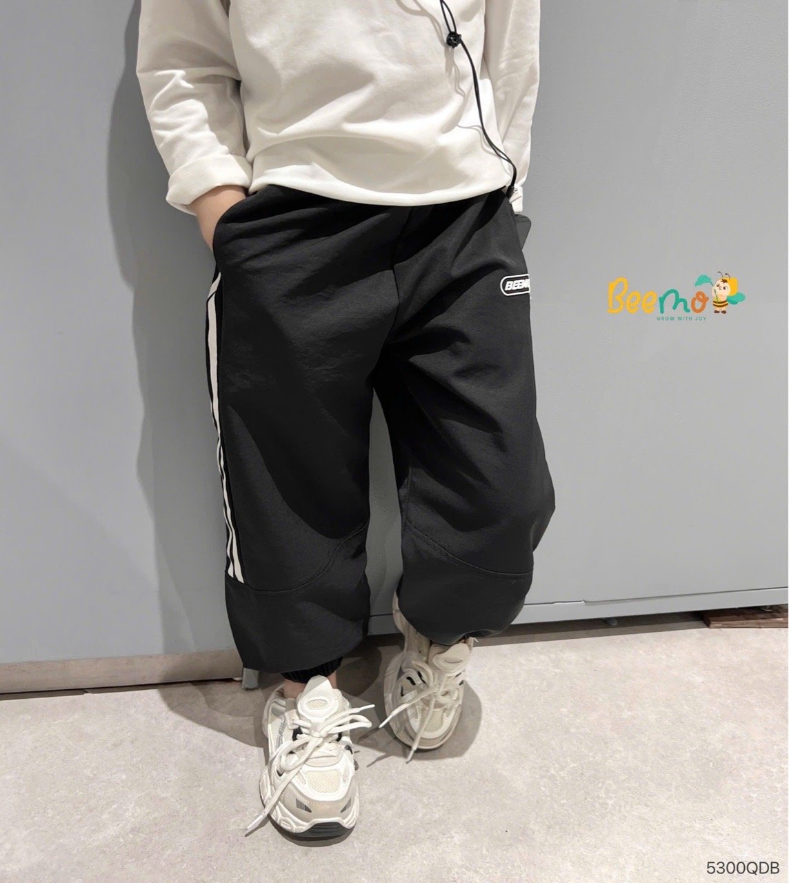 Quần gió thể thao 2 sọc kẻ Beemo cho bé size 80-130