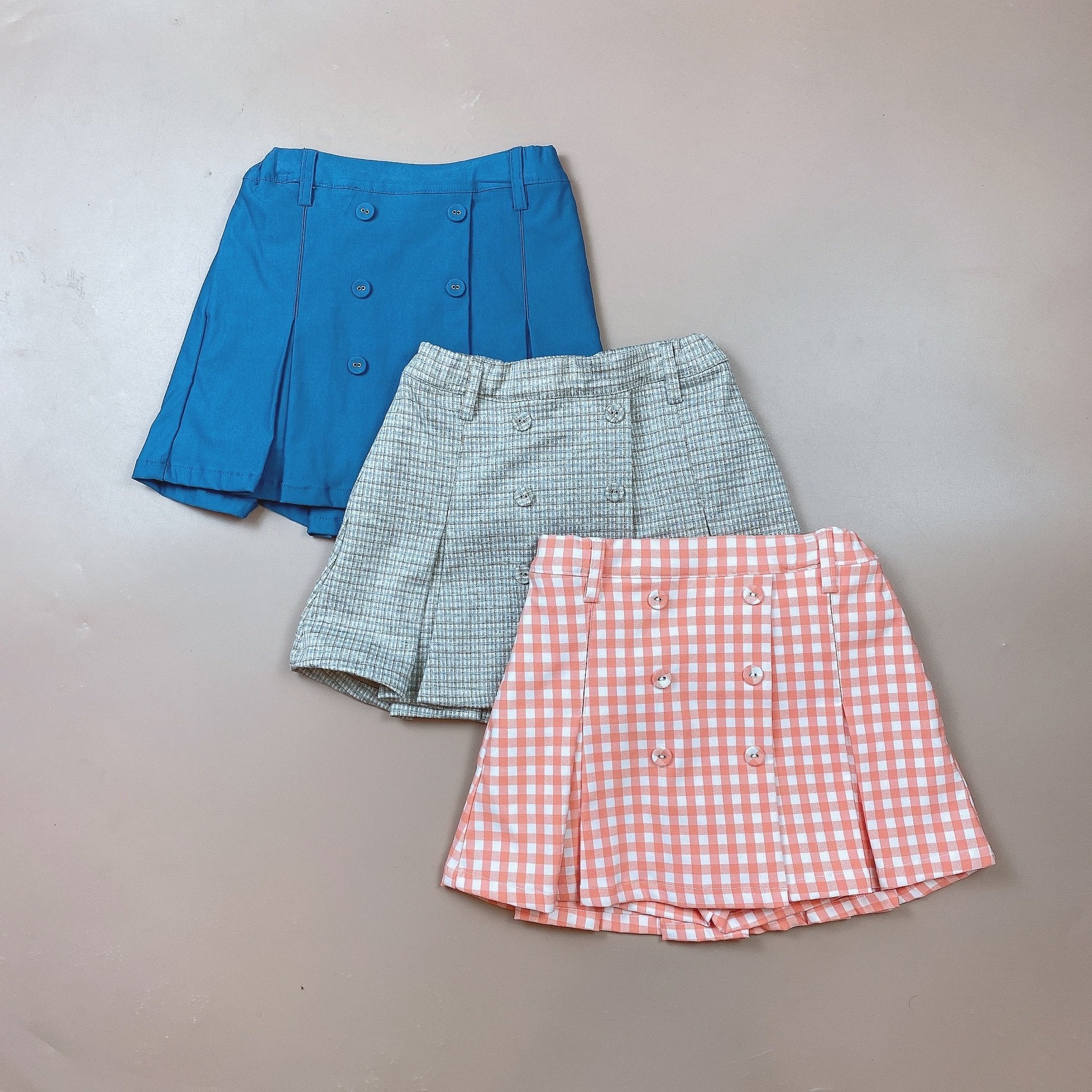 Chân váy Bee Mon xếp ly đính cúc kèm quần 3 màu