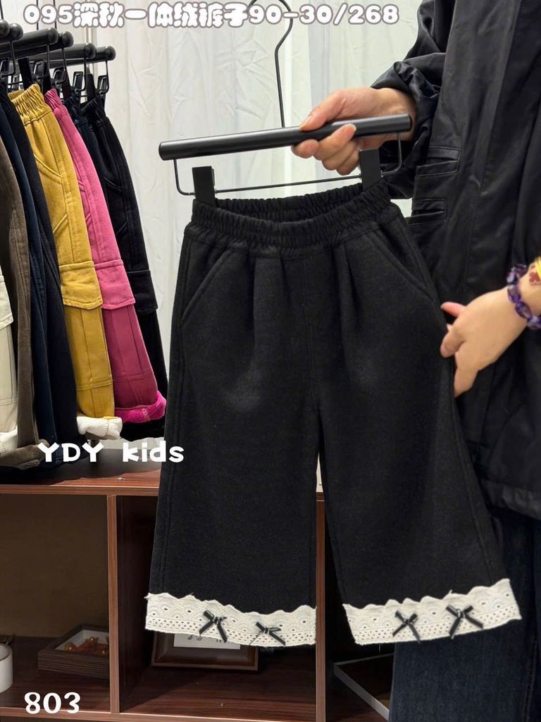 803 - Quần nỉ giả jean lót nỉ mềm màu đen chân ren bé gái size 90-130 (form bé)