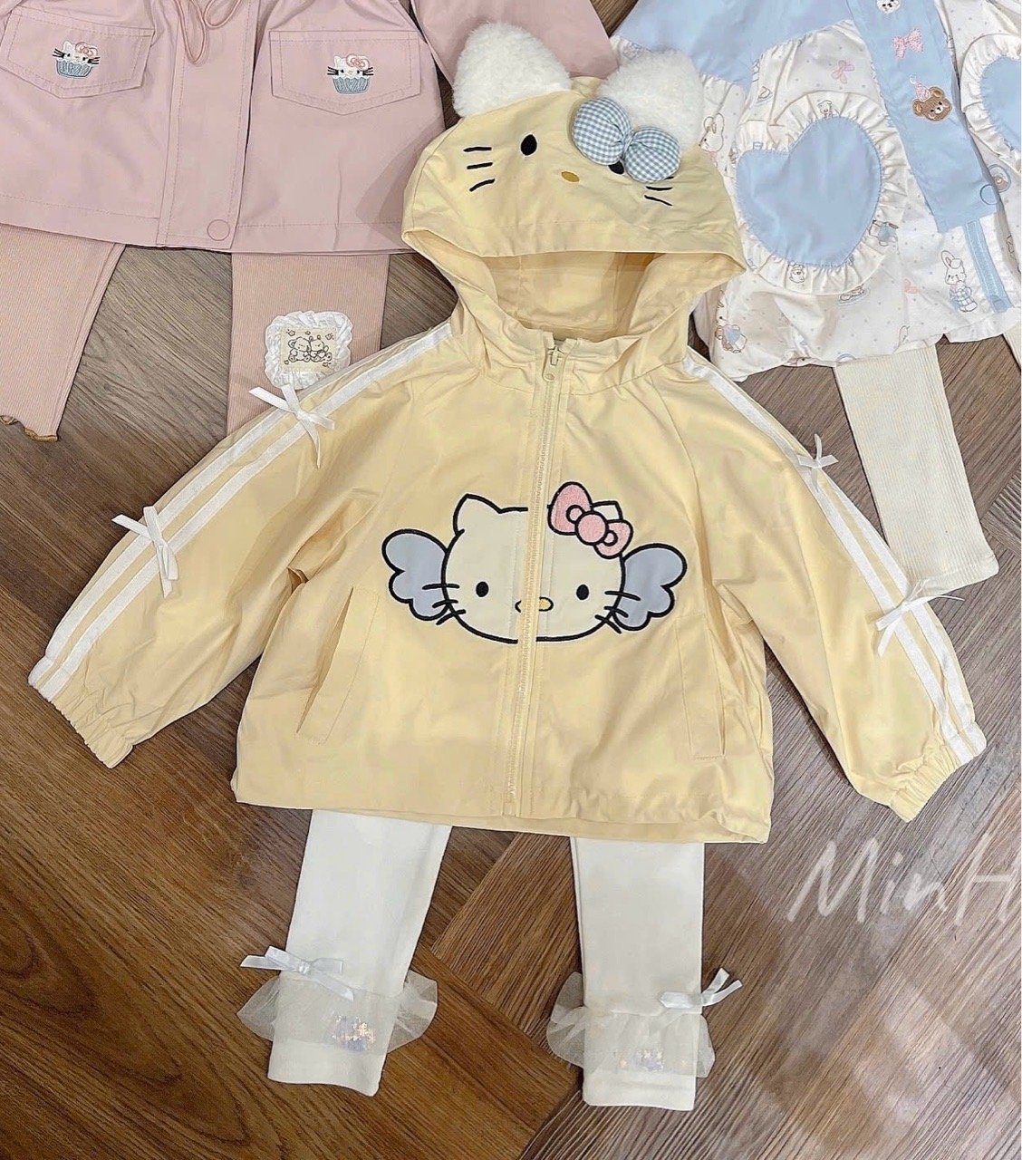 U269052 - Áo khoác gió Uceekids màu vàng kitty đính nơ bé gái size 90-130