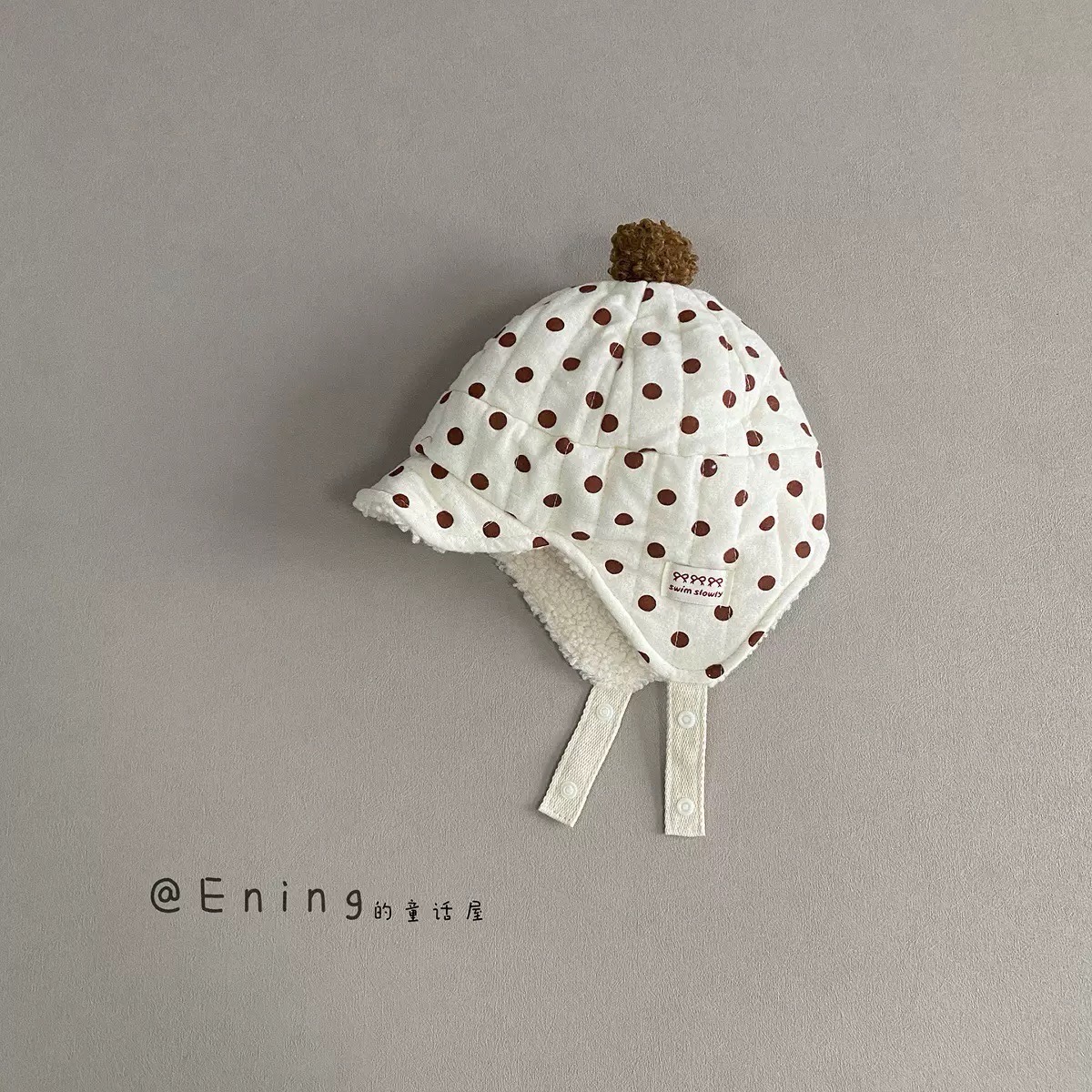 Mũ chần bông che tai màu trắng họa tiết size 46-50cm