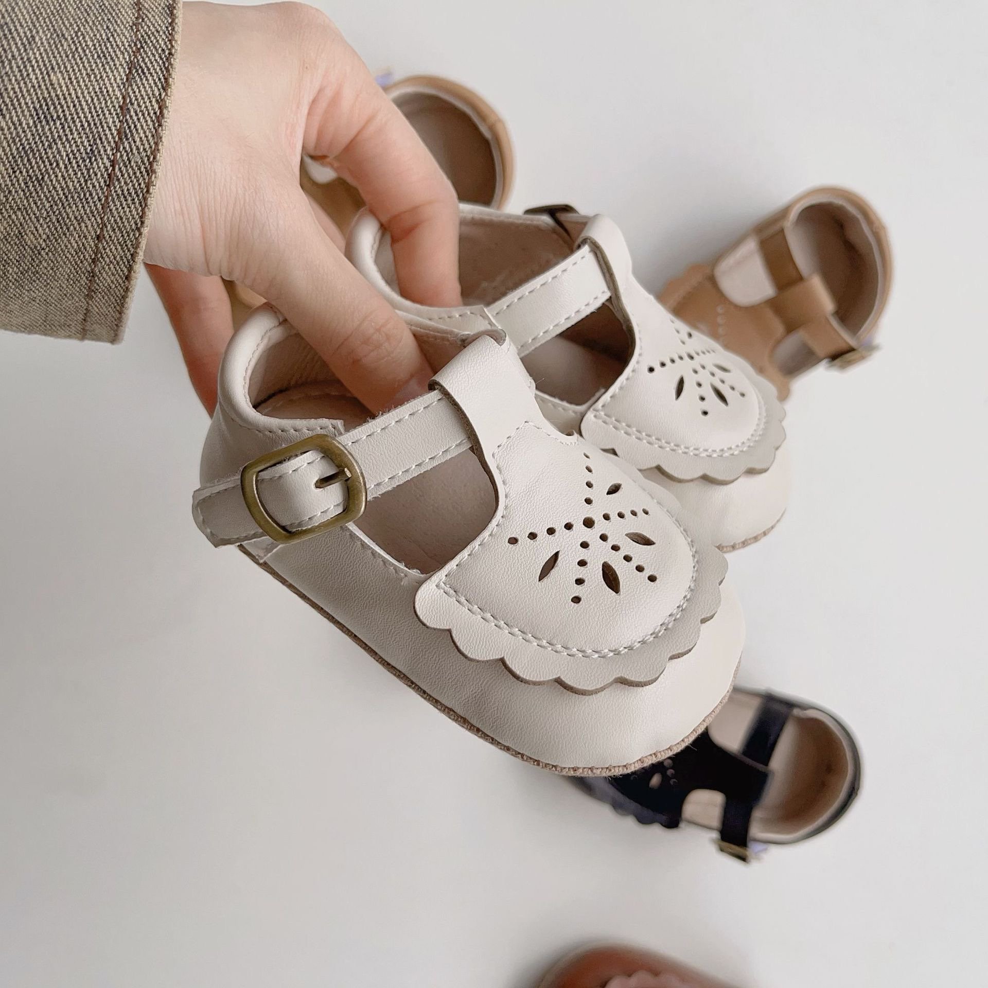 Giày tập đi đế cao su chống trượt khoét hoa nhiều màu size 11-13cm