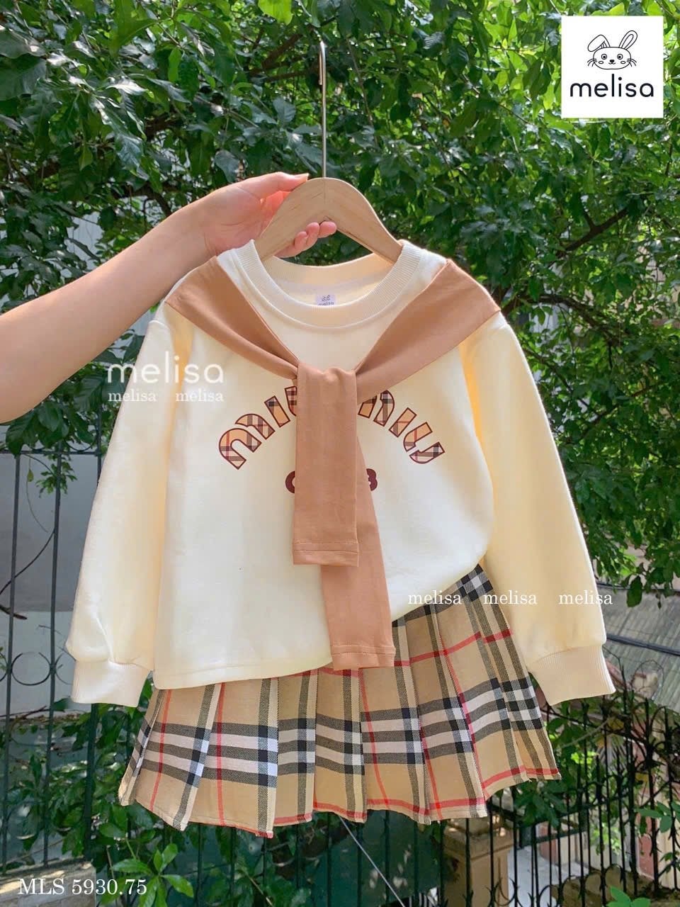 MLS 5930 - Set Melisa áo nỉ màu kem khăn nâu - chân váy kẻ nâu size 2 - 12y