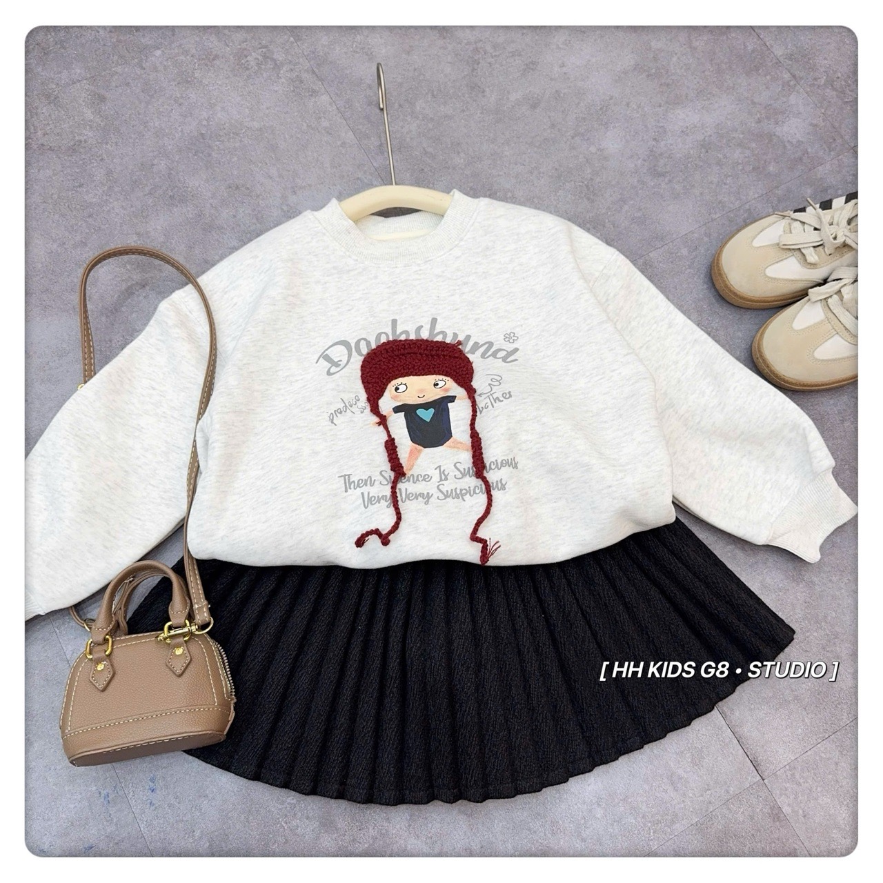 25207 - Áo nỉ cô gái đội mũ len 2 màu cho bé size 120-160