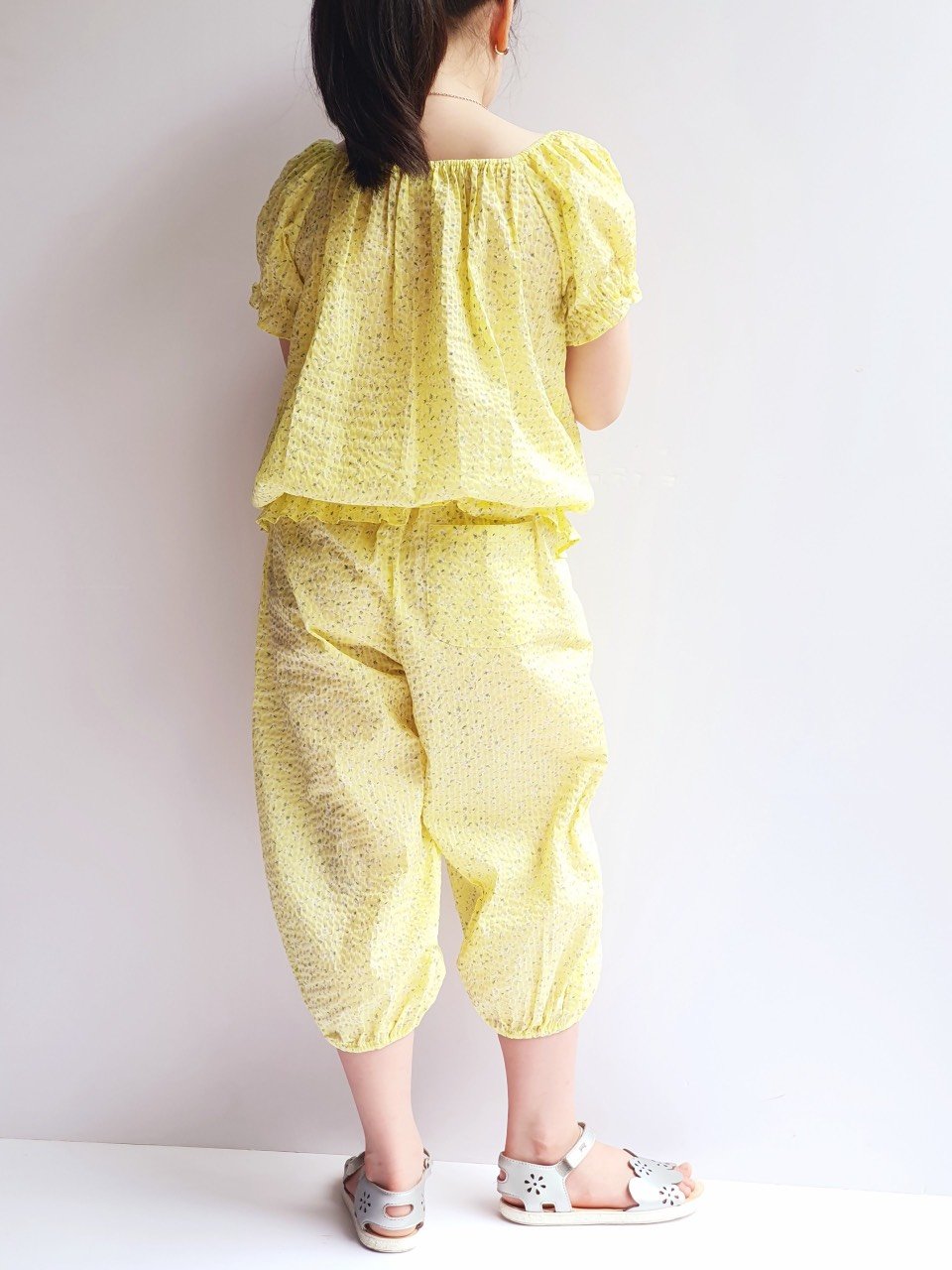 Bộ thô nhăn xuất Hàn chun cổ nơ ngực - quần lửng bo gấu 2 màu size 100 - 140