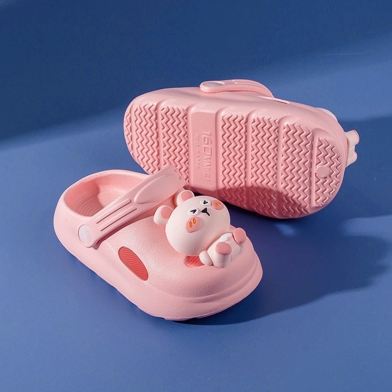 Sục nhựa trơn màu đính hoạt hình 2 BTBG