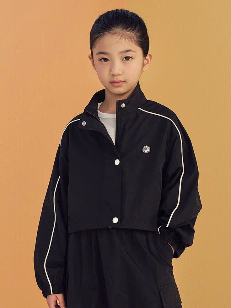 AK57 - Áo khoác gió dáng croptop Top10 Balance cho bé size 130-170