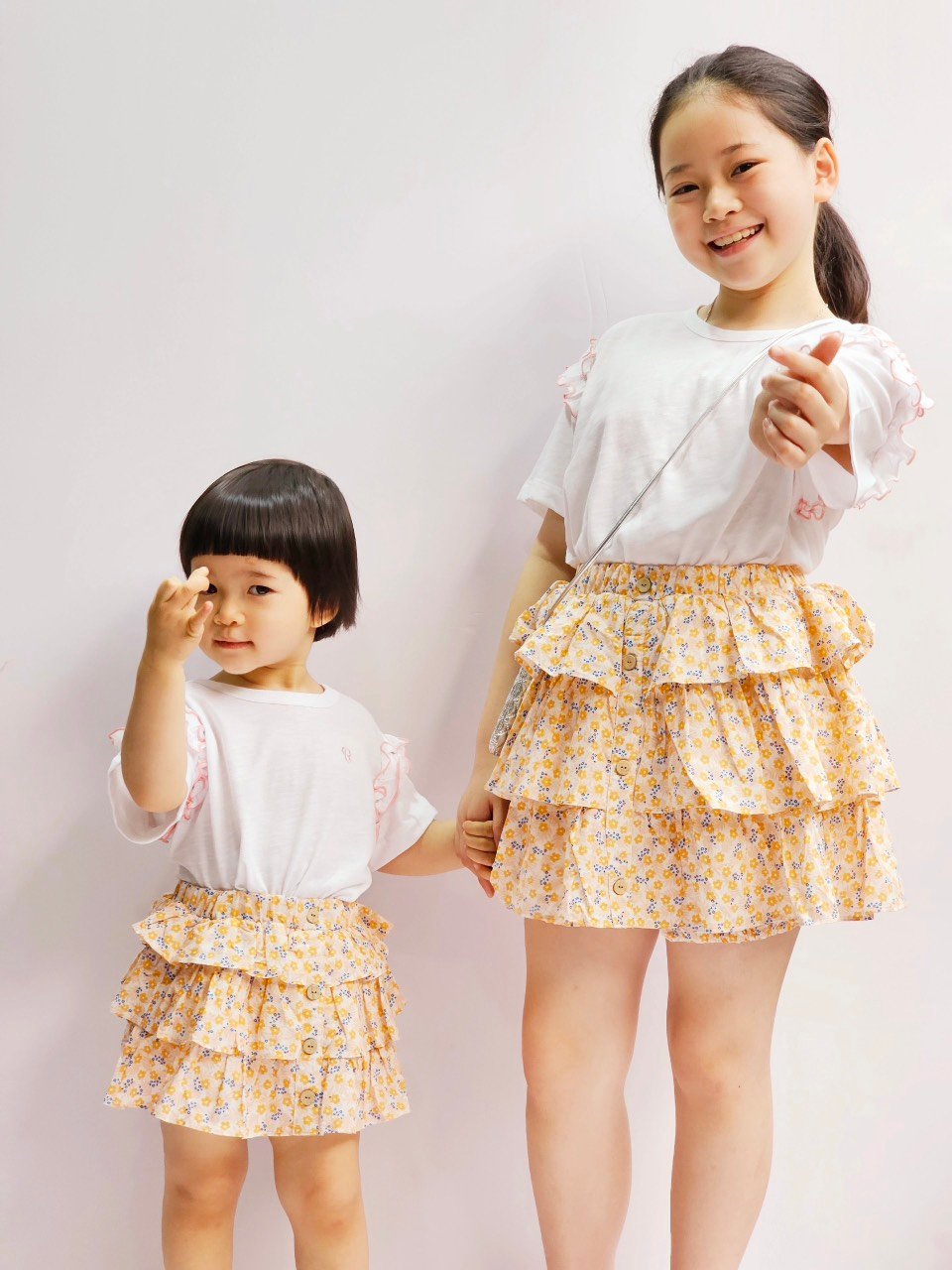 Bộ Bee Mon áo cotton trắng bèo vai - chân váy liền quần xếp tầng 2 màu hoa size 100 - 150