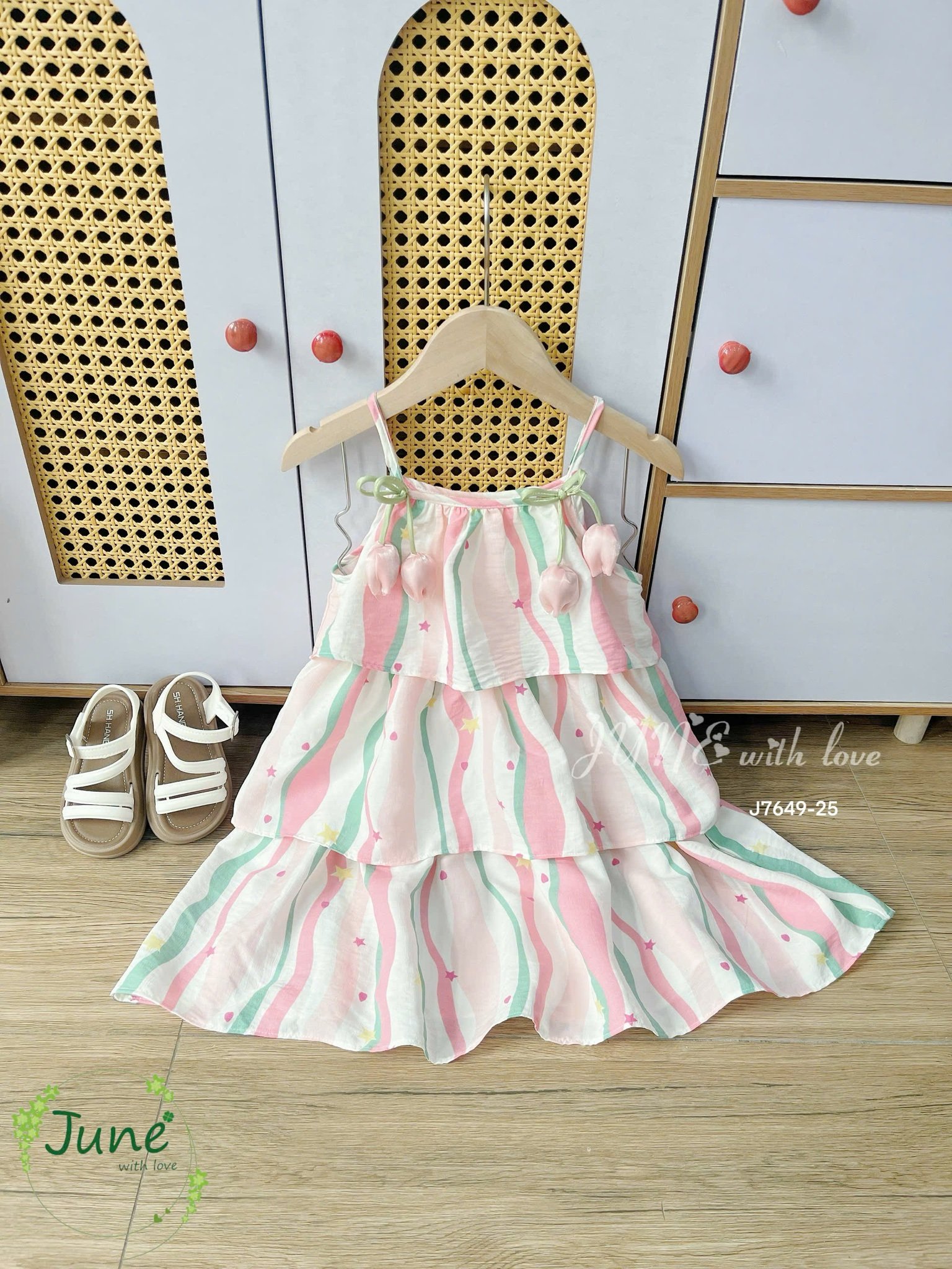J7649 - Váy June with love 2 dây họa tiết đính hoa tulip hồng bé gái size 2-12y